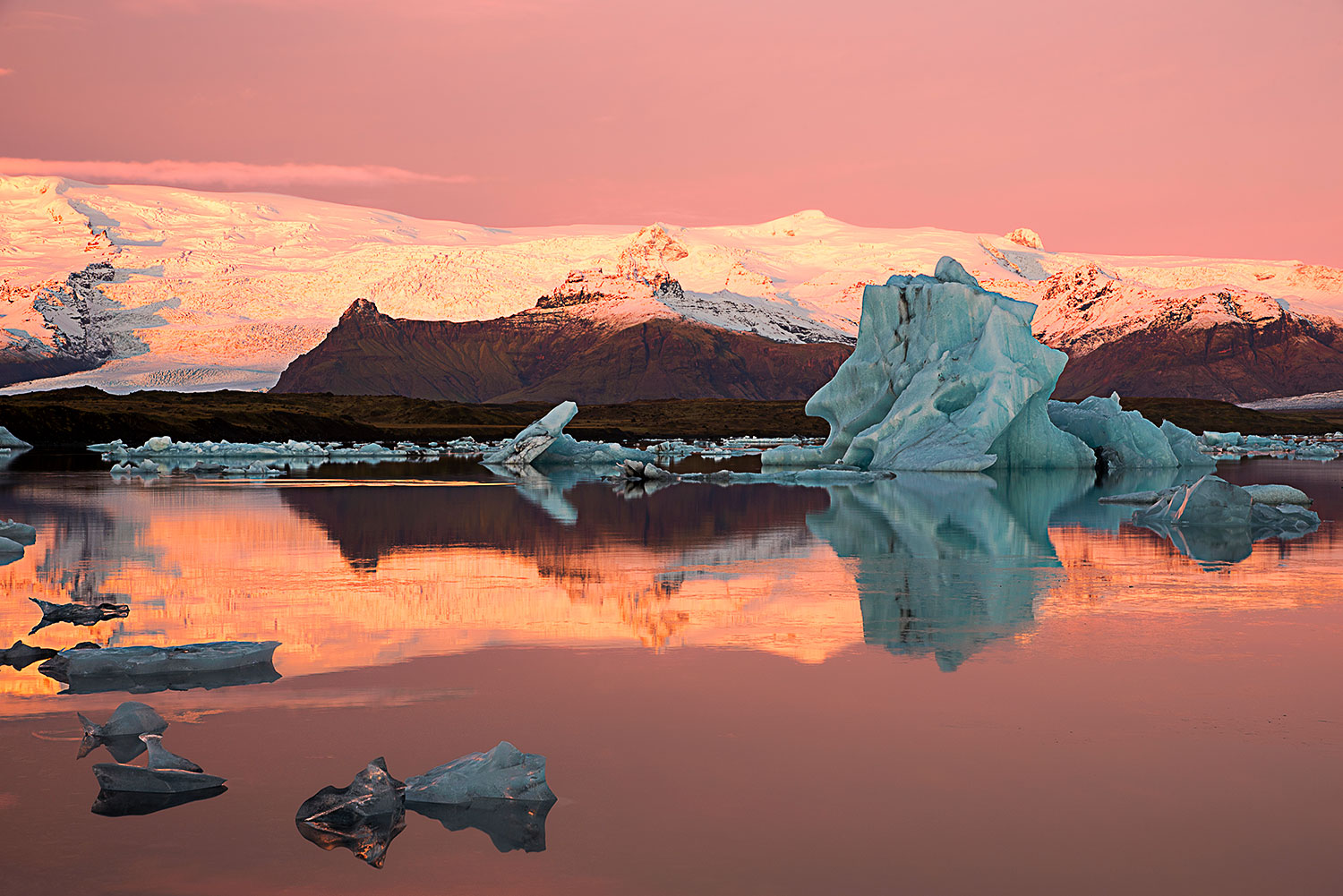 Laguna  di Jökulsárlón in rosa