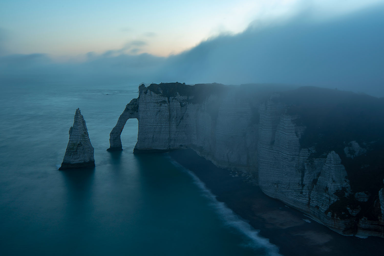 Falesie di Etretat all'alba nella nebbia