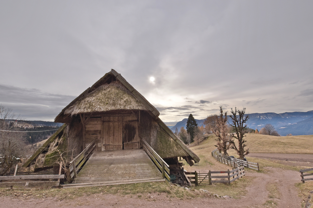 Verano (bz) Fienile storico coperto con paglia 1