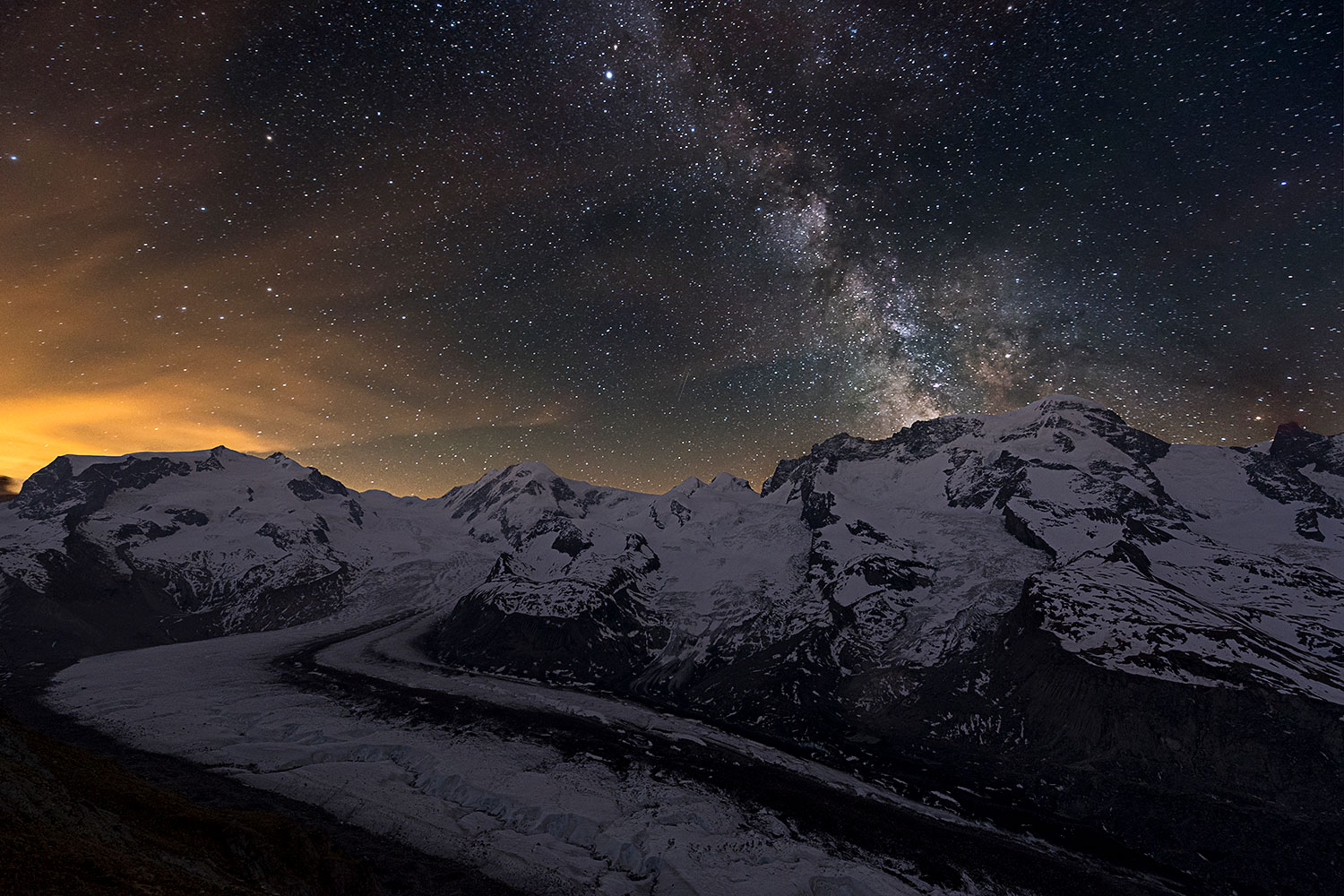 Monte rosa e ghiacciaio Gorner con via lattea