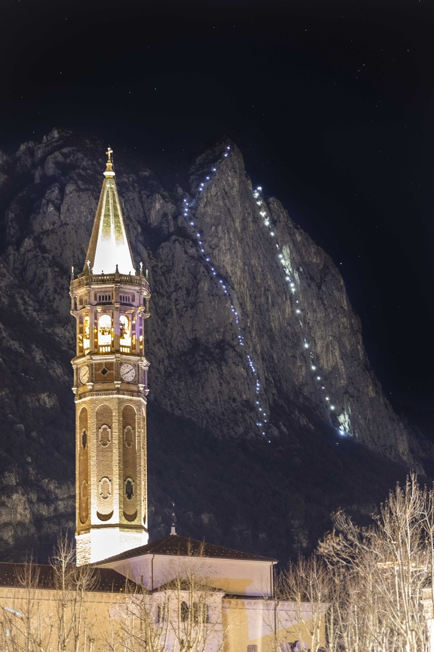 Anti-vigil torches over Lecco