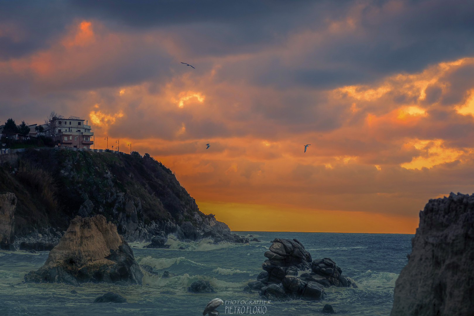 tramonto sul mare in inverno