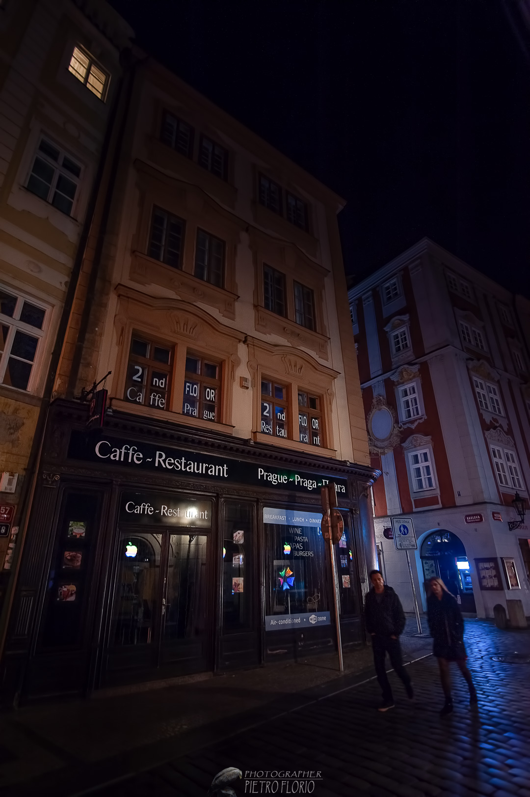 in giro di notte per le vie di Praga