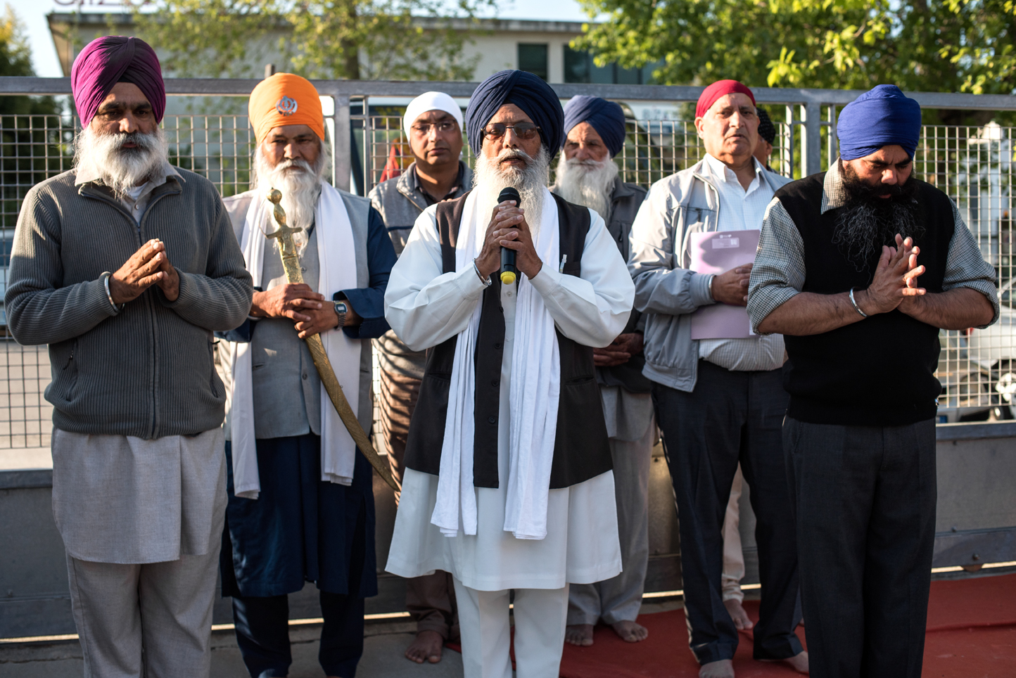 uomini sikh in preghiera