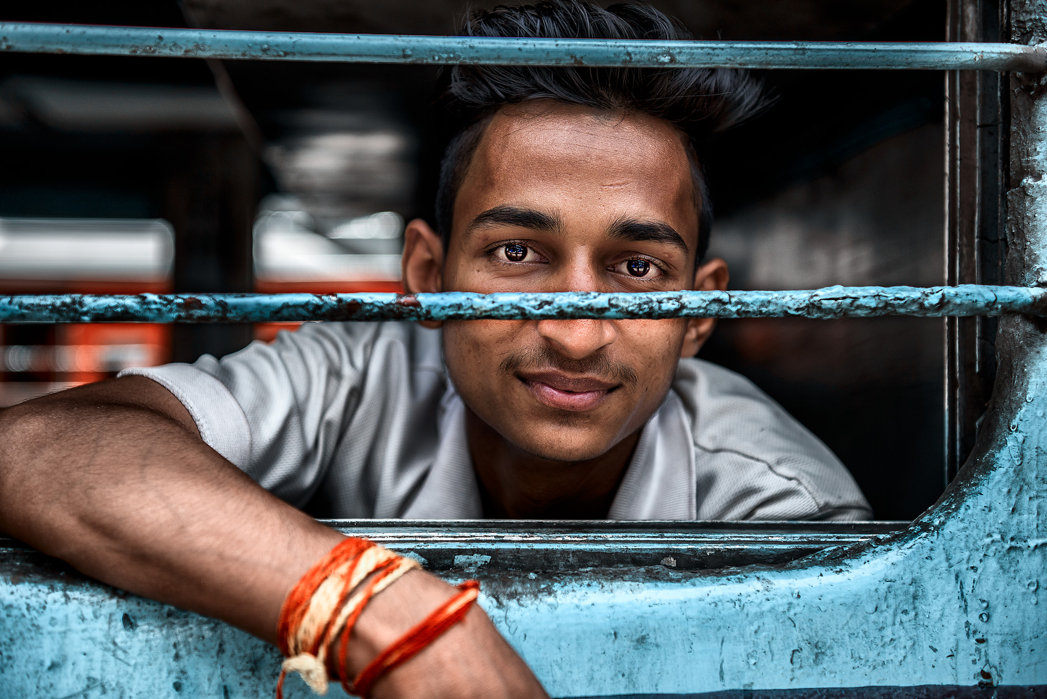 ragazzo alla stazione
