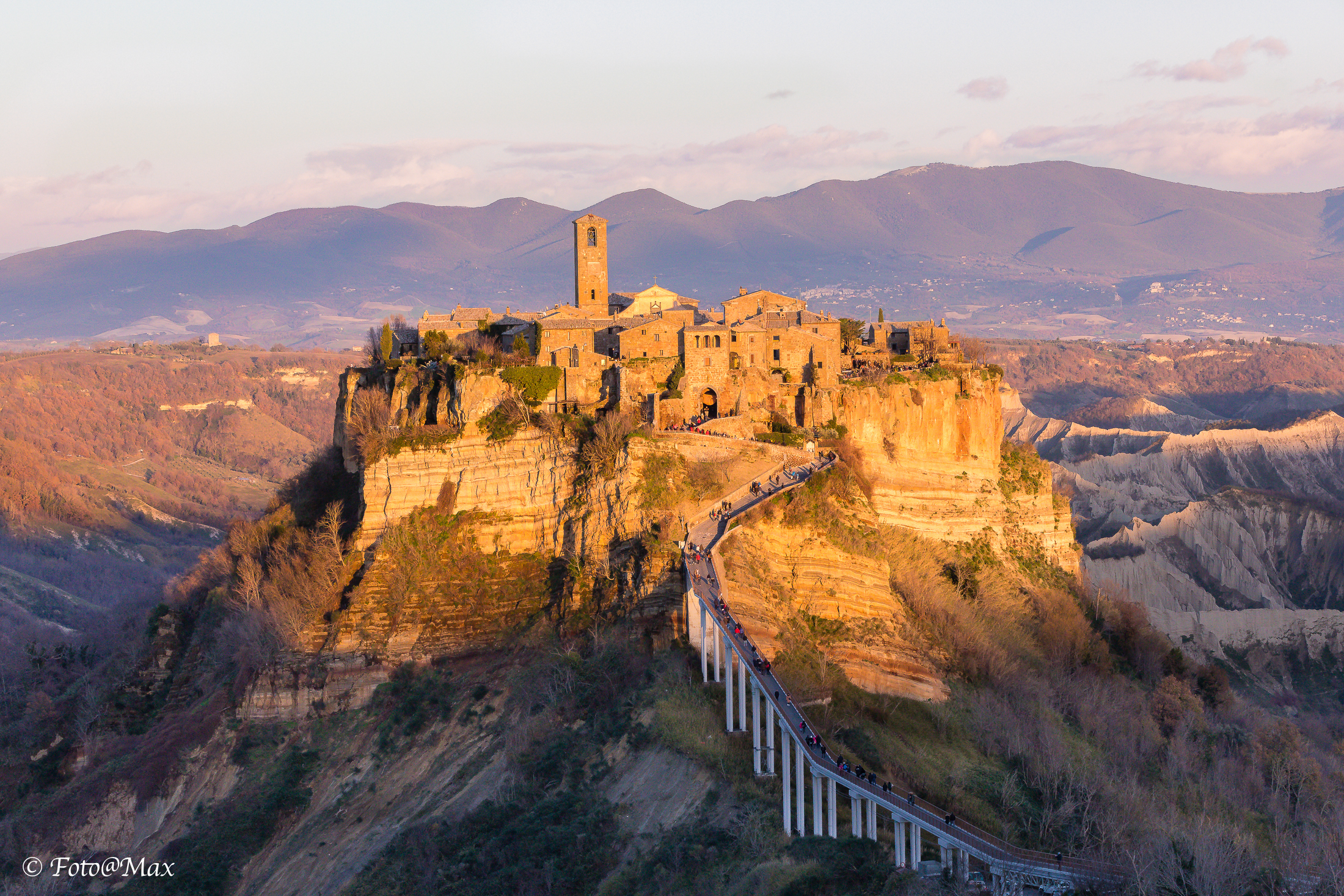 l'ultimo sole bacia Civita, la città che muore