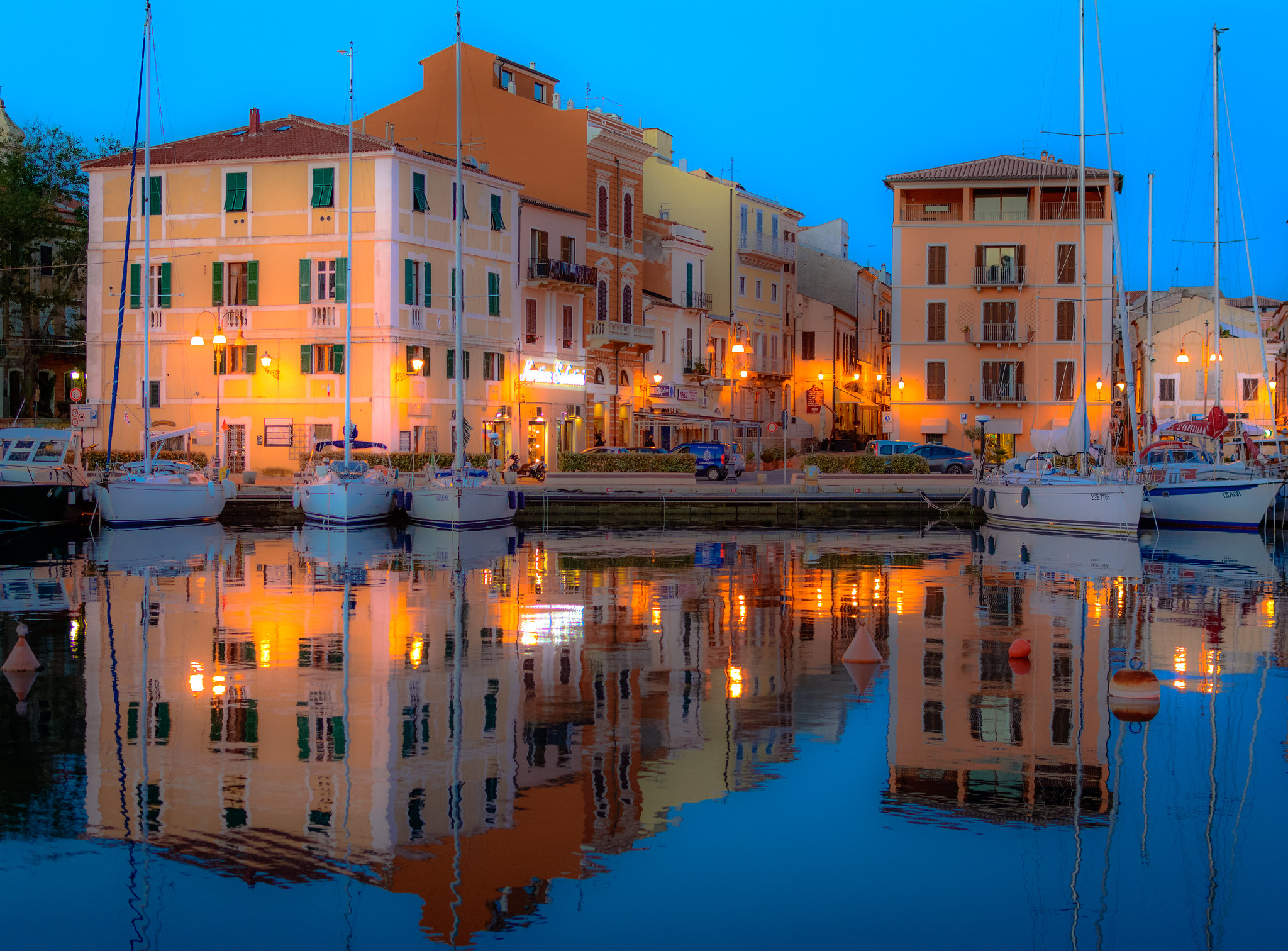 In uno specchio, cala gavetta non guarda la sua immagin