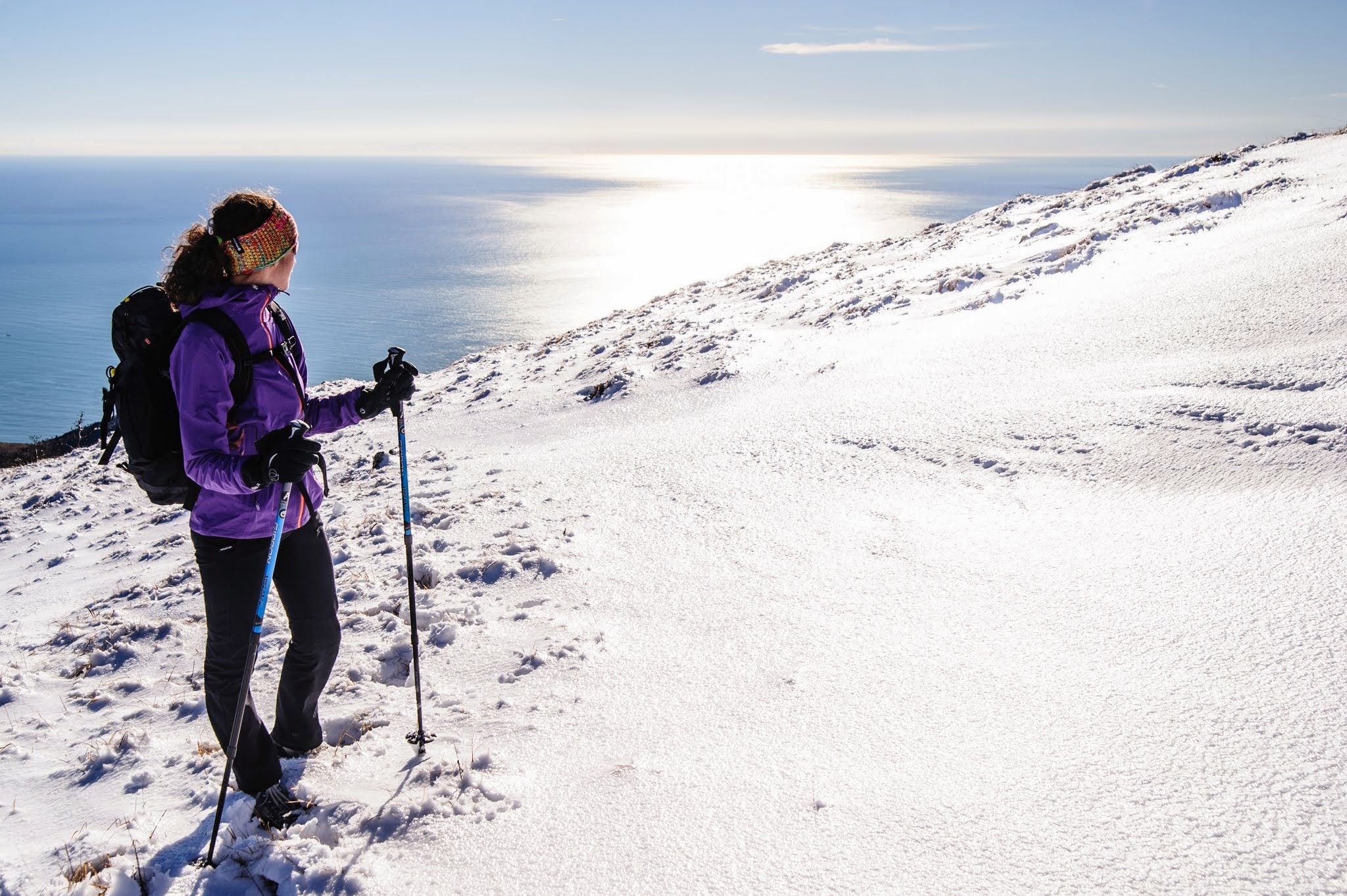 Afew snow at sea, climbing the slopes of Mount Reixa