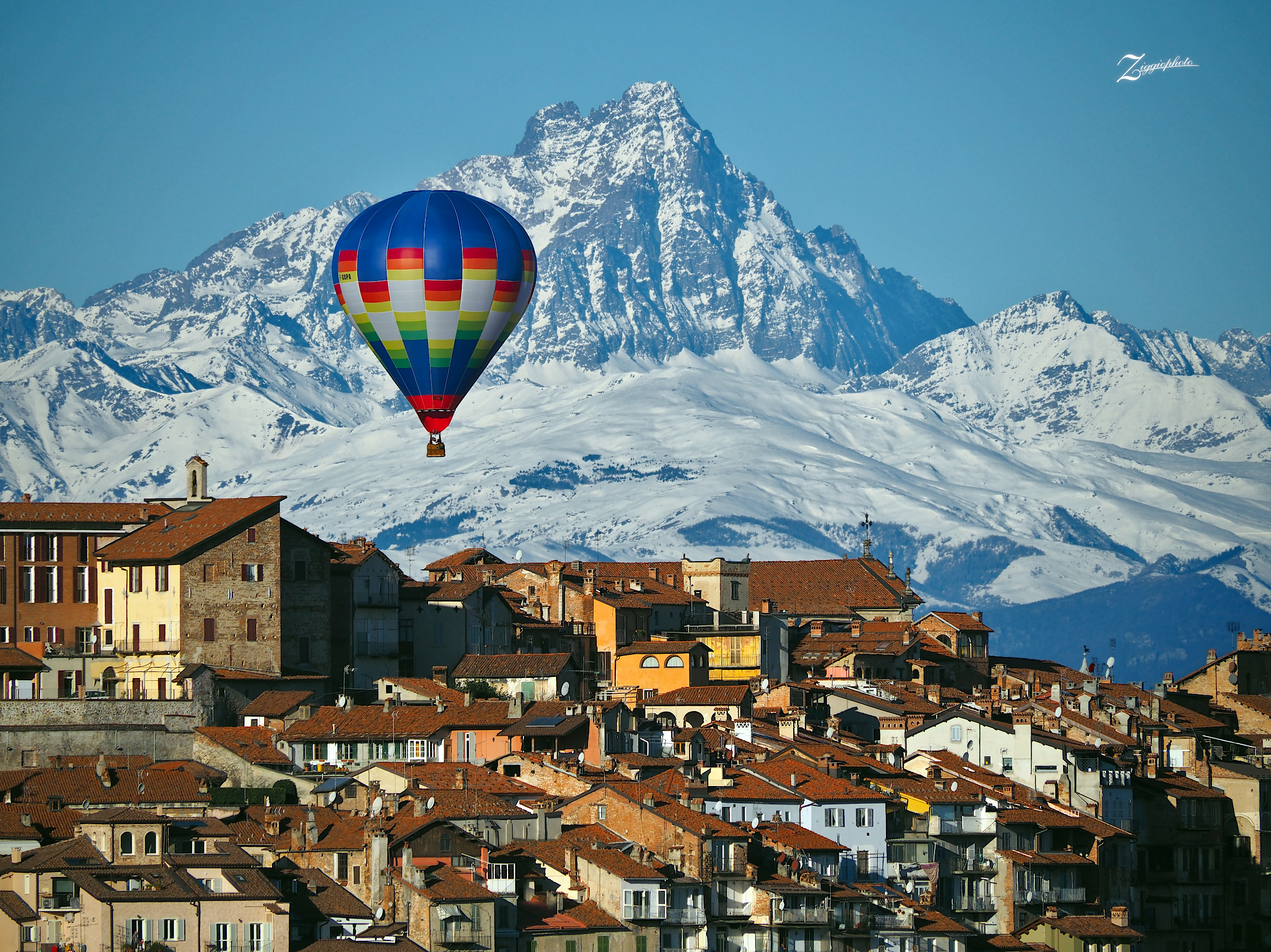 Sorvolando la città di fronte al Re di Pietra