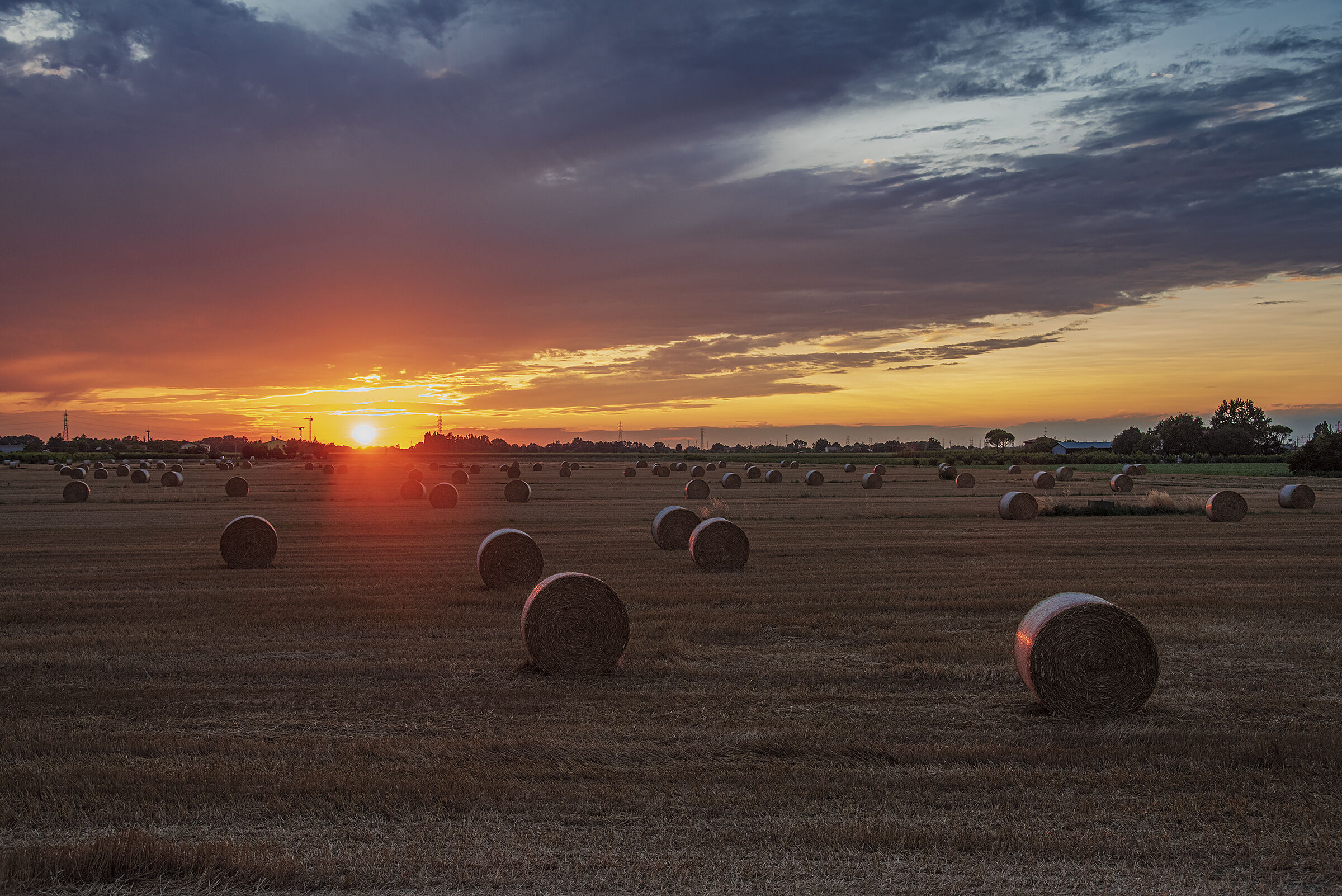 Tramonto tra le balle