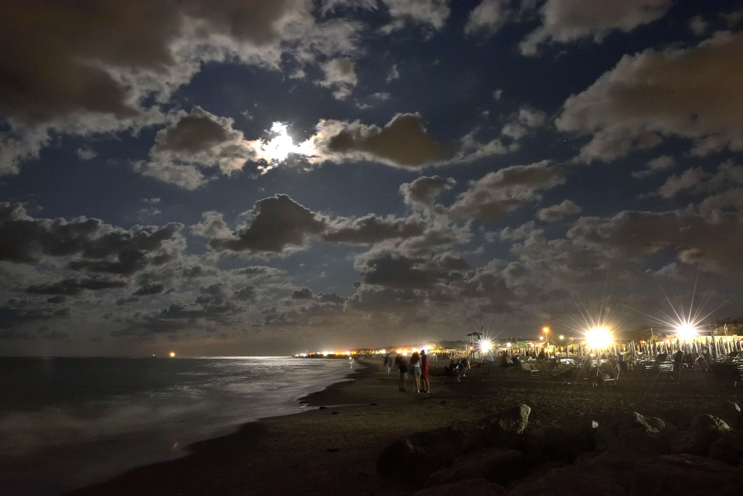Luna piena in spiaggia