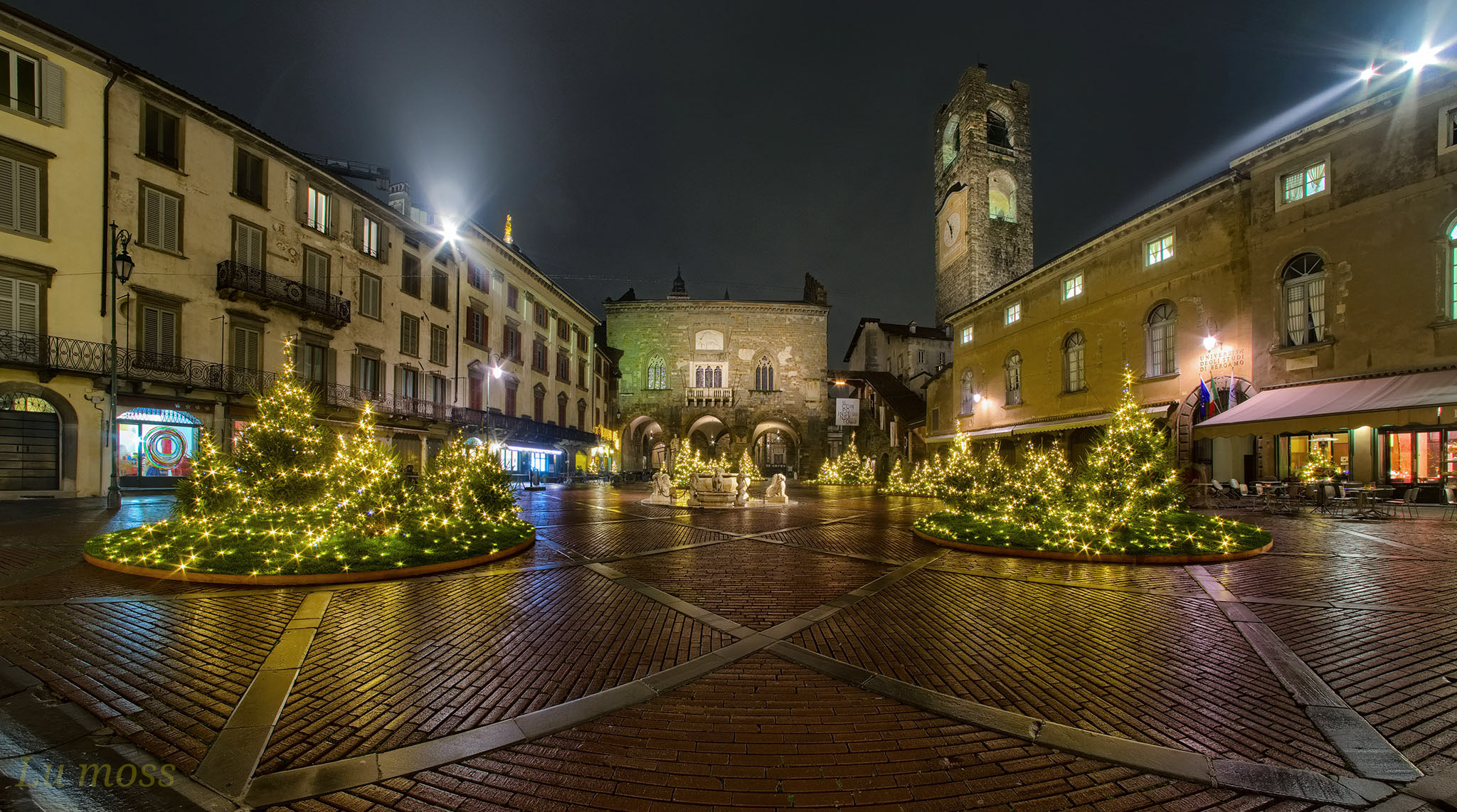 Atmosfera natalizia in Piazza Vecchia.