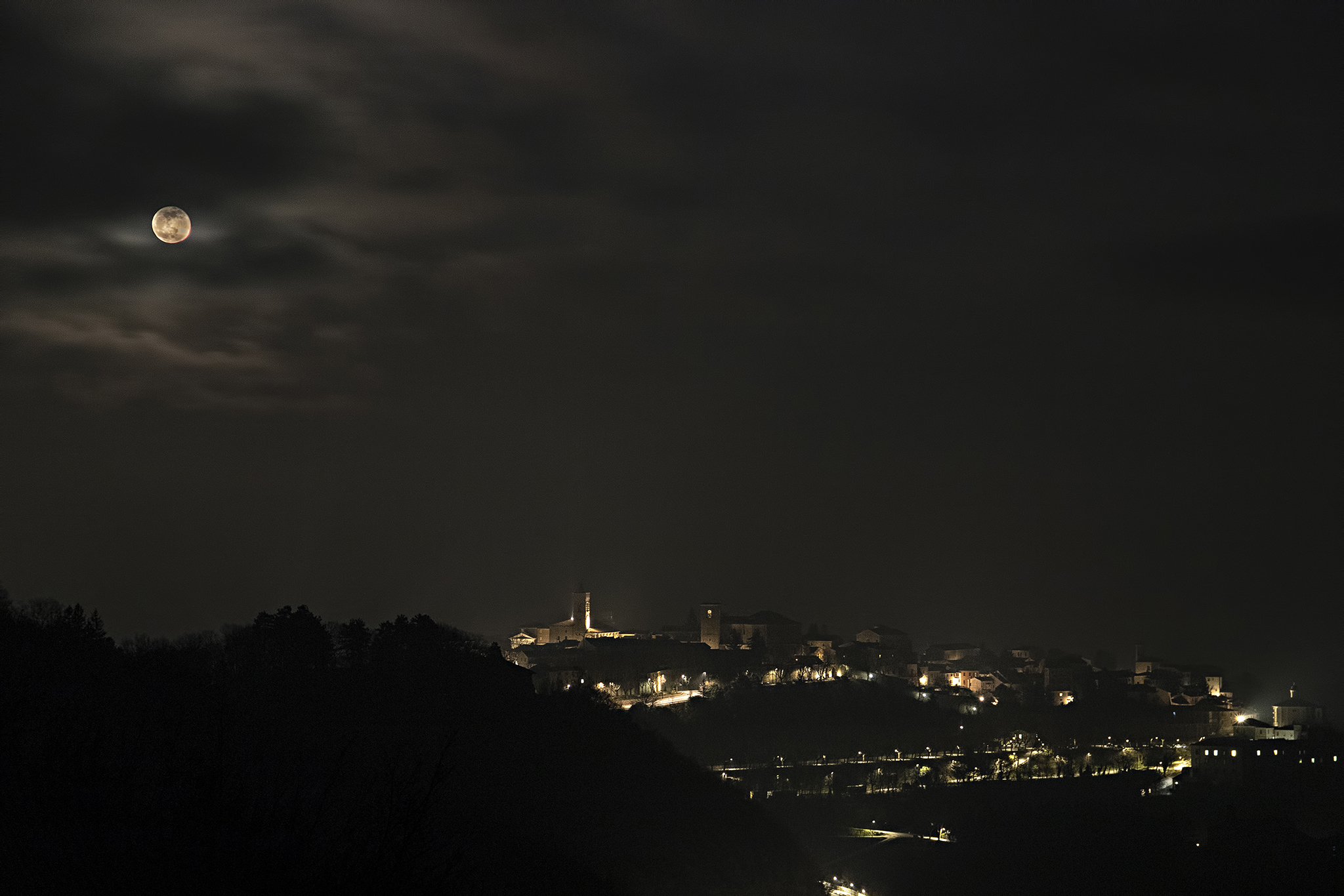 Cingoli e la luna piena