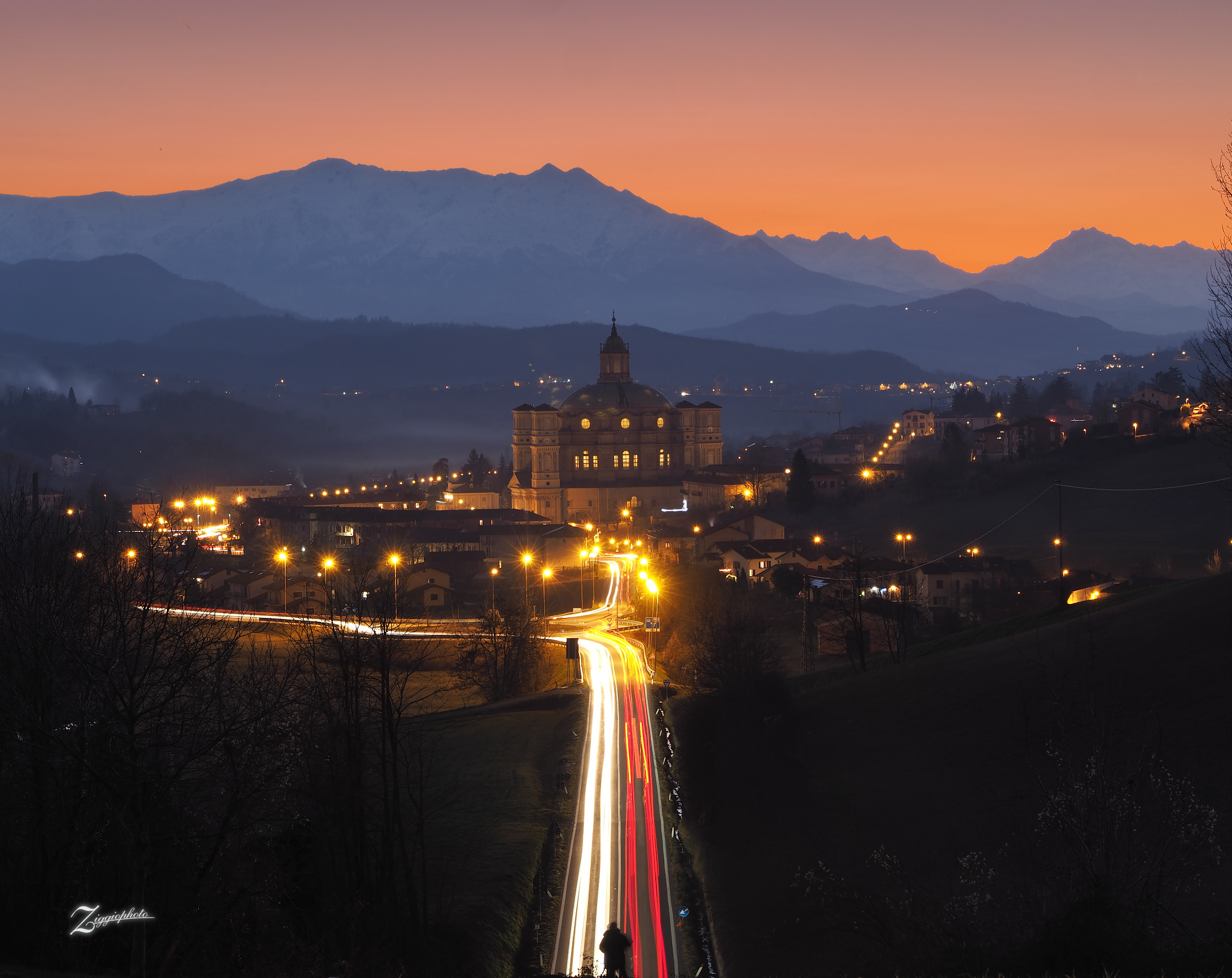 Colorato tramonto invernale sul Santuario di Vicoforte