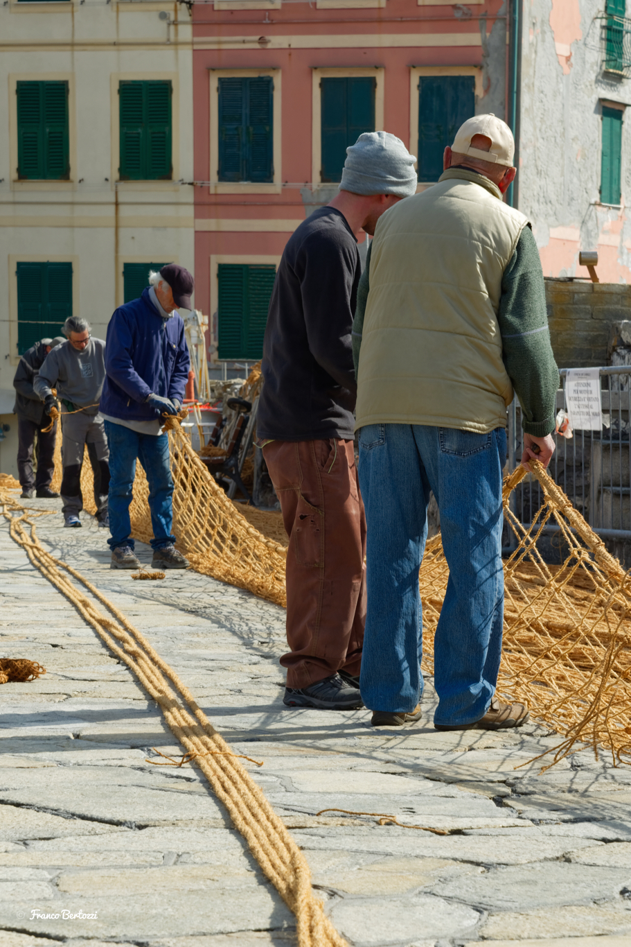 Camogli, costruzione di una rete da pesca