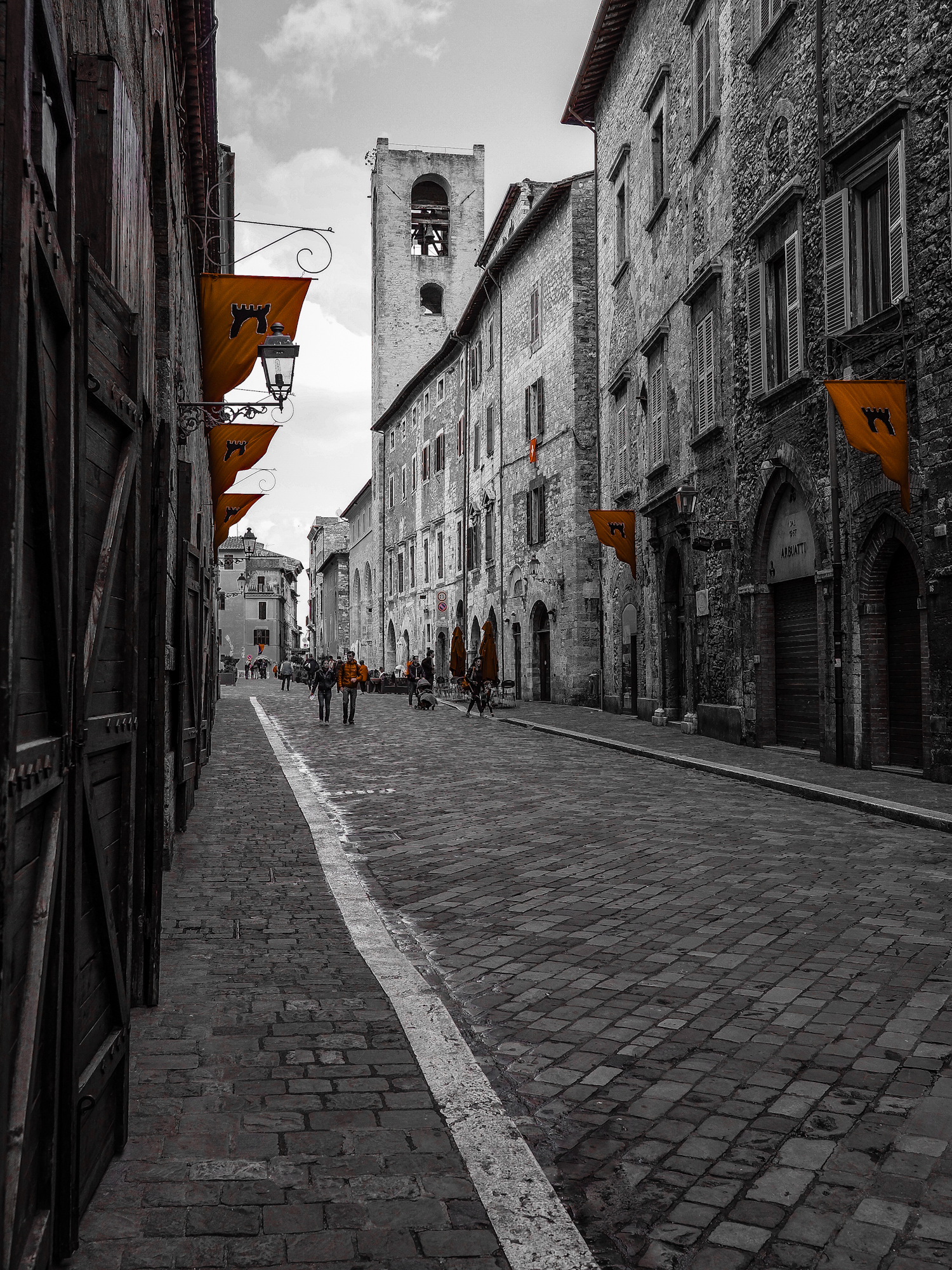 Su e giù per l'antico borgo