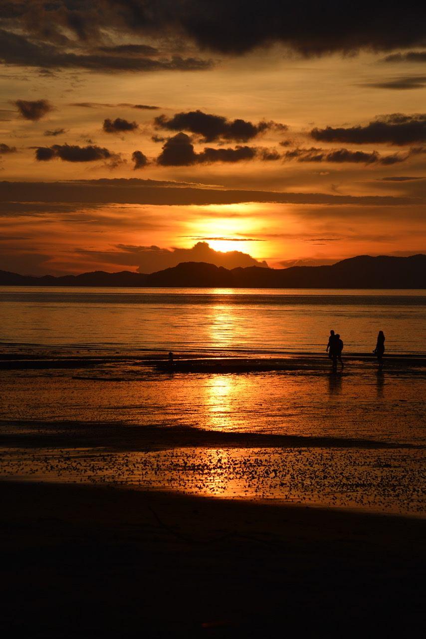 Sunset Krabi, Apple