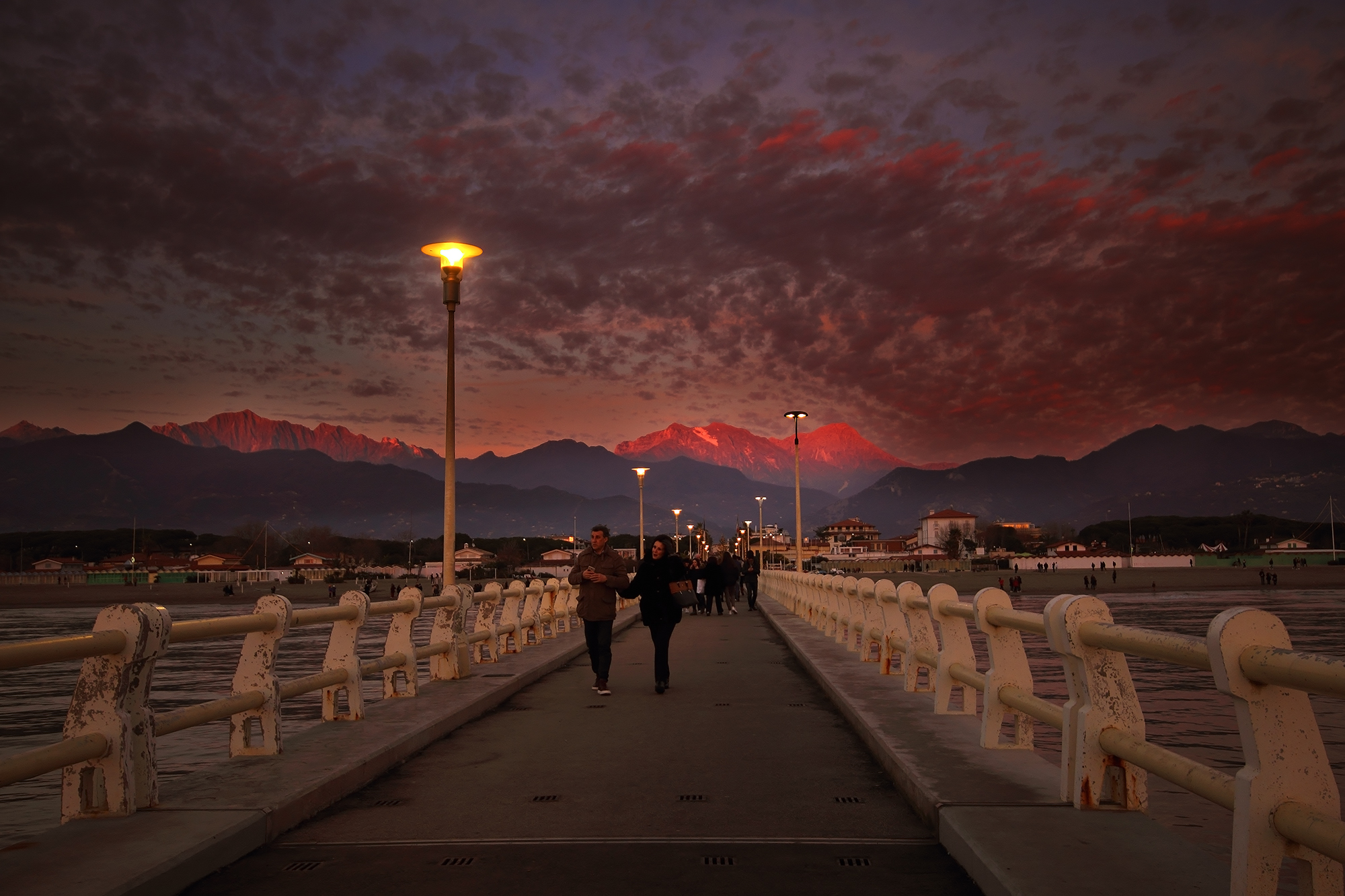 the last light of the year illuminates the Apuanes