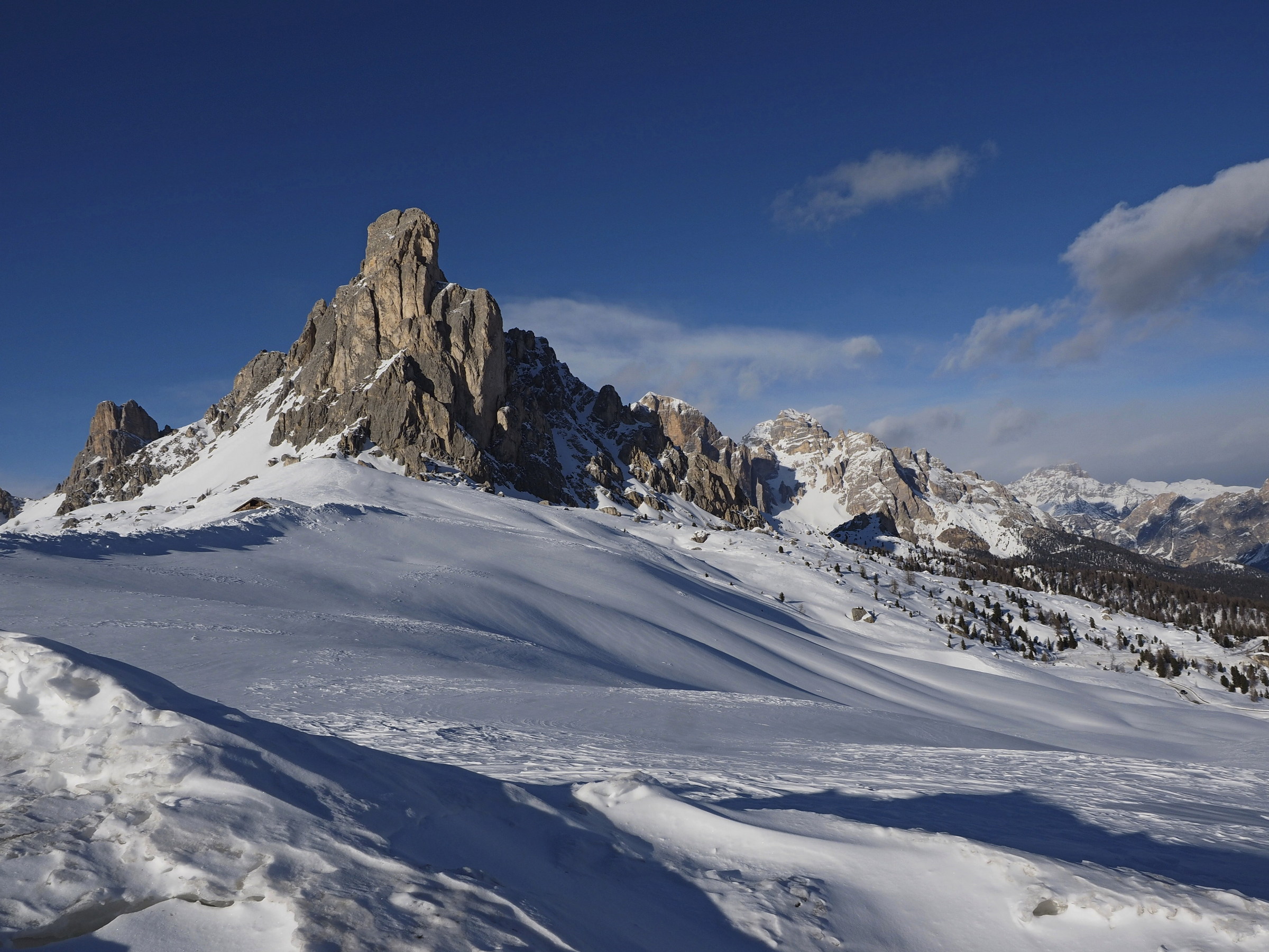 Ra Gusela e Tofane immerse nel bianco