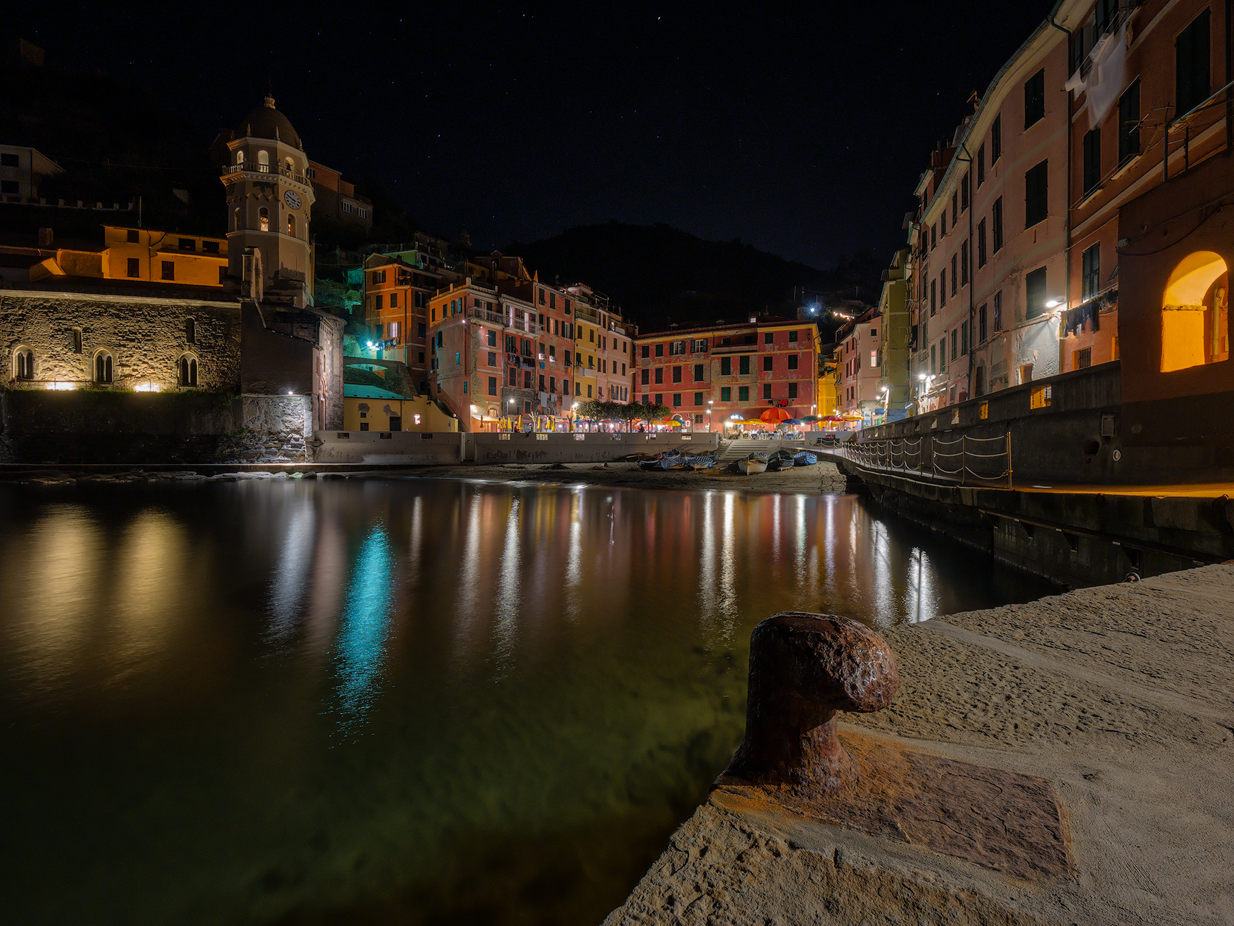 Cala la sera su Vernazza