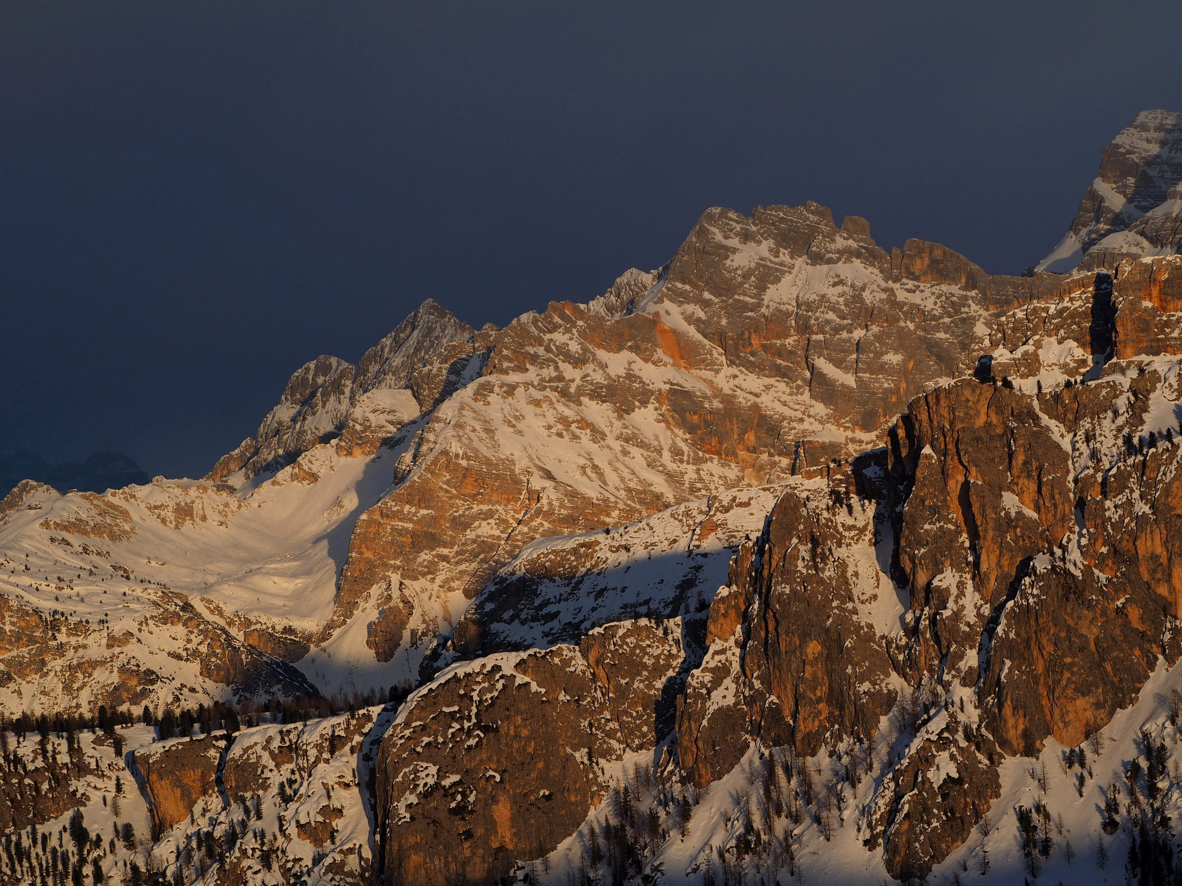 Cielo burrascoso e sole sulle rocce