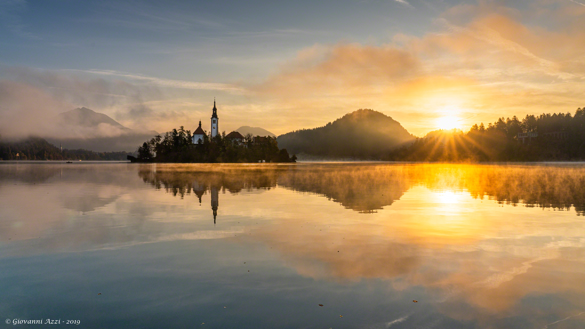 Primi raggi di sole sul lago di Bled