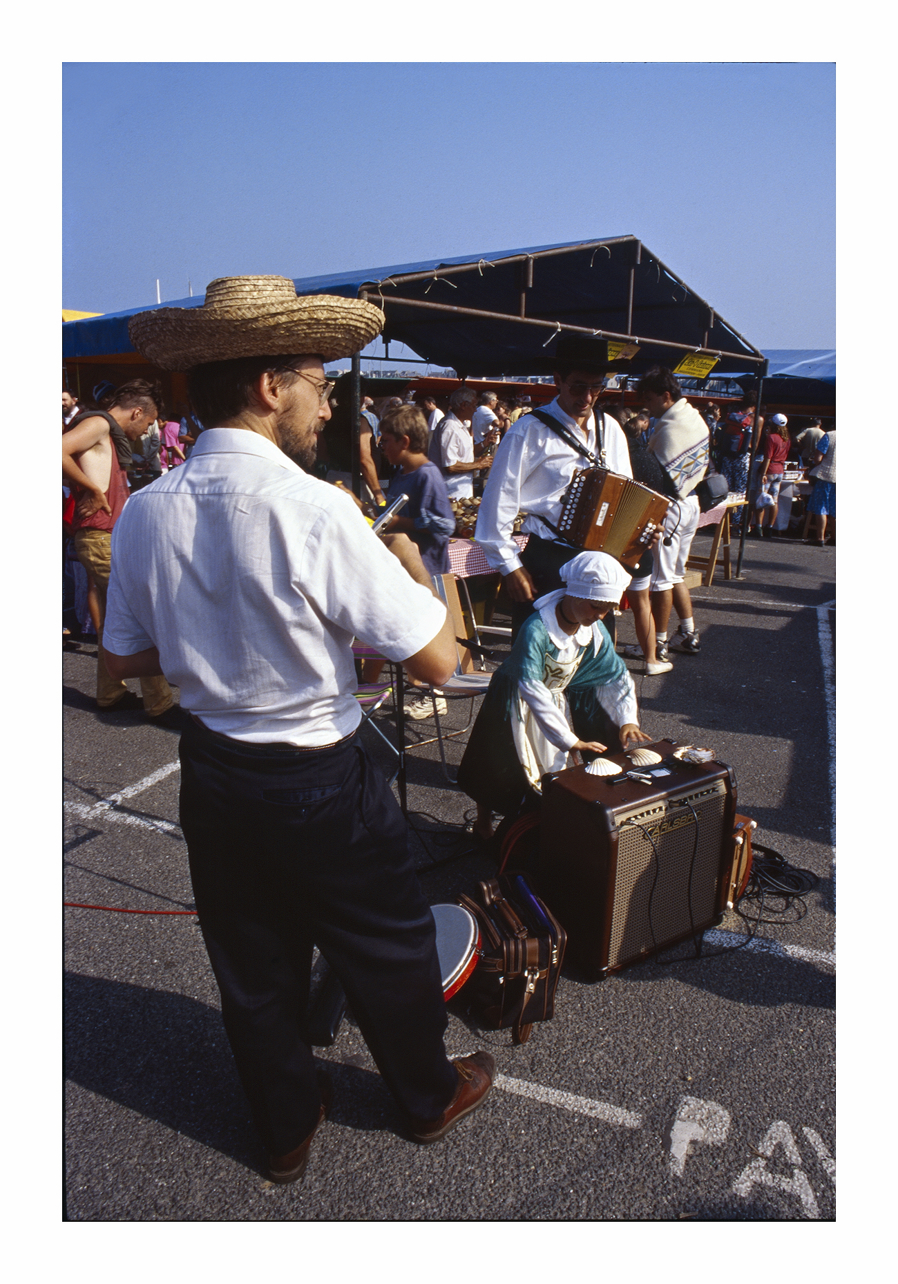 Gruppo folcloristico locale al mercato di Cancale.