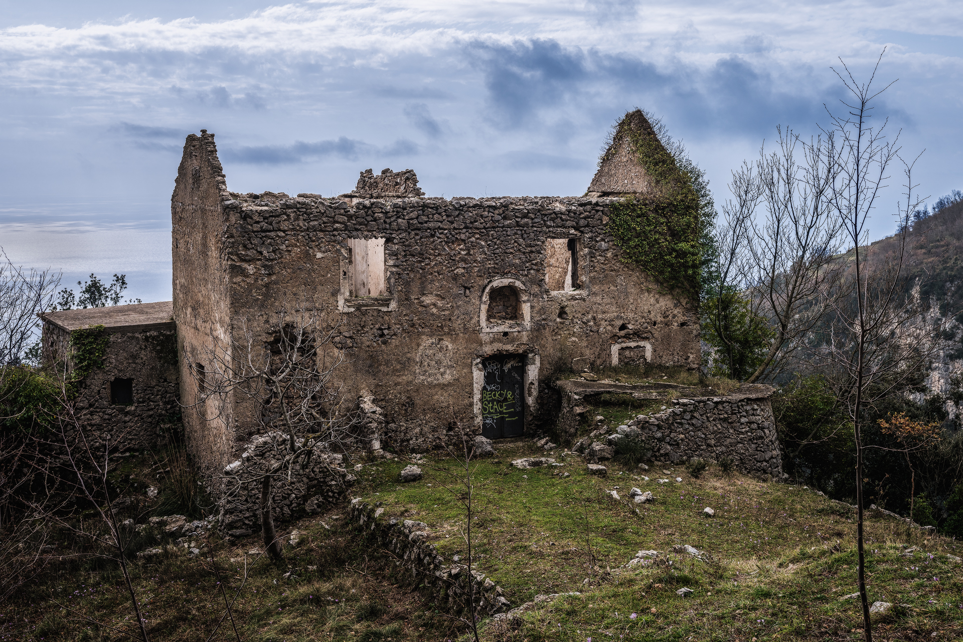 Ruin on the path of the gods