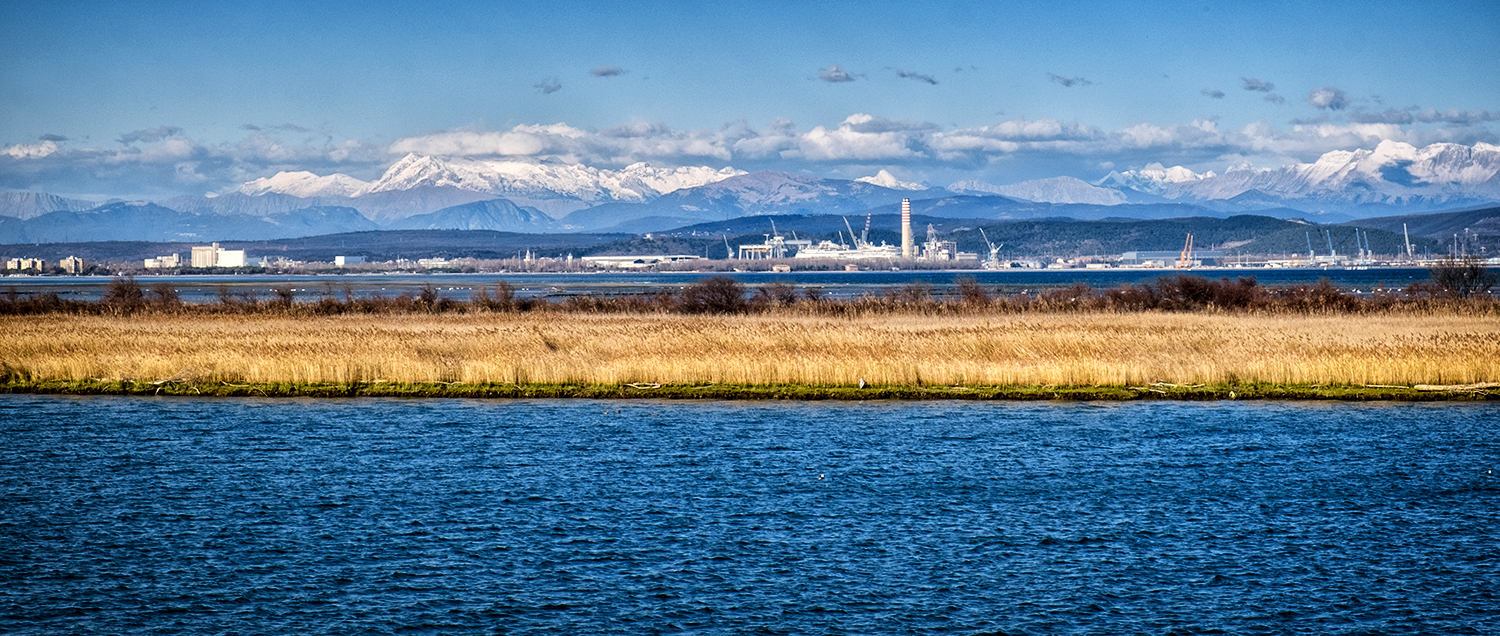 Laguna di Grado e sullo sfondo le Dolomiti