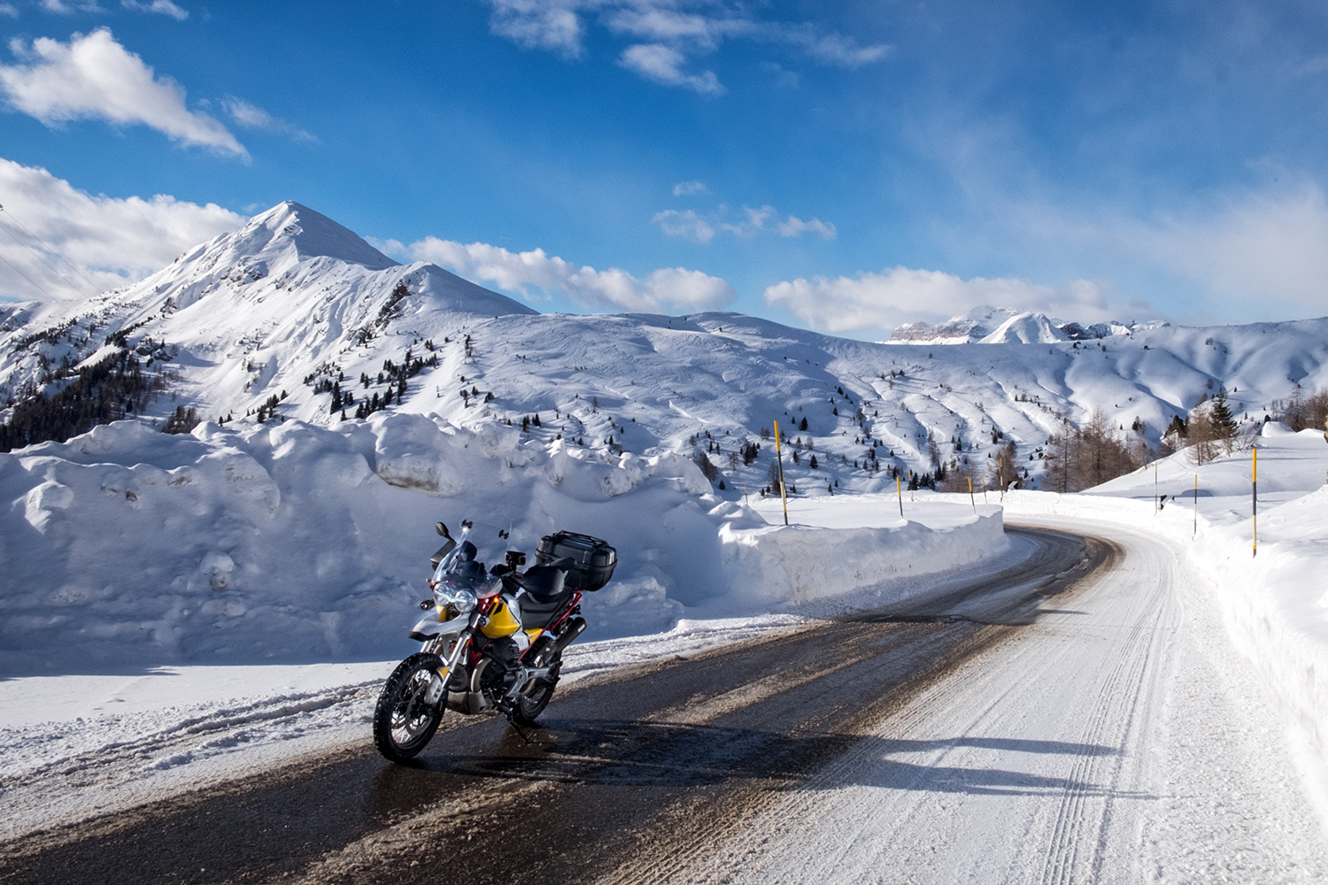 Passo di Giau - Dolomiti (con Guzzi V85tt).