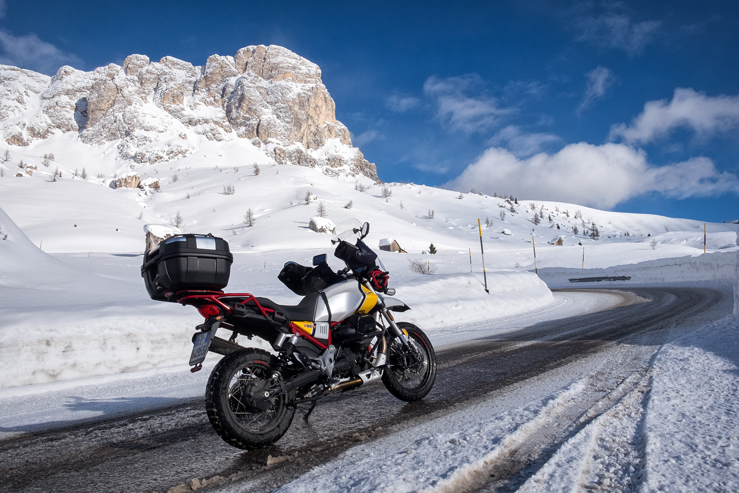 Passo di Giau - Dolomiti (con Guzzi V85tt).