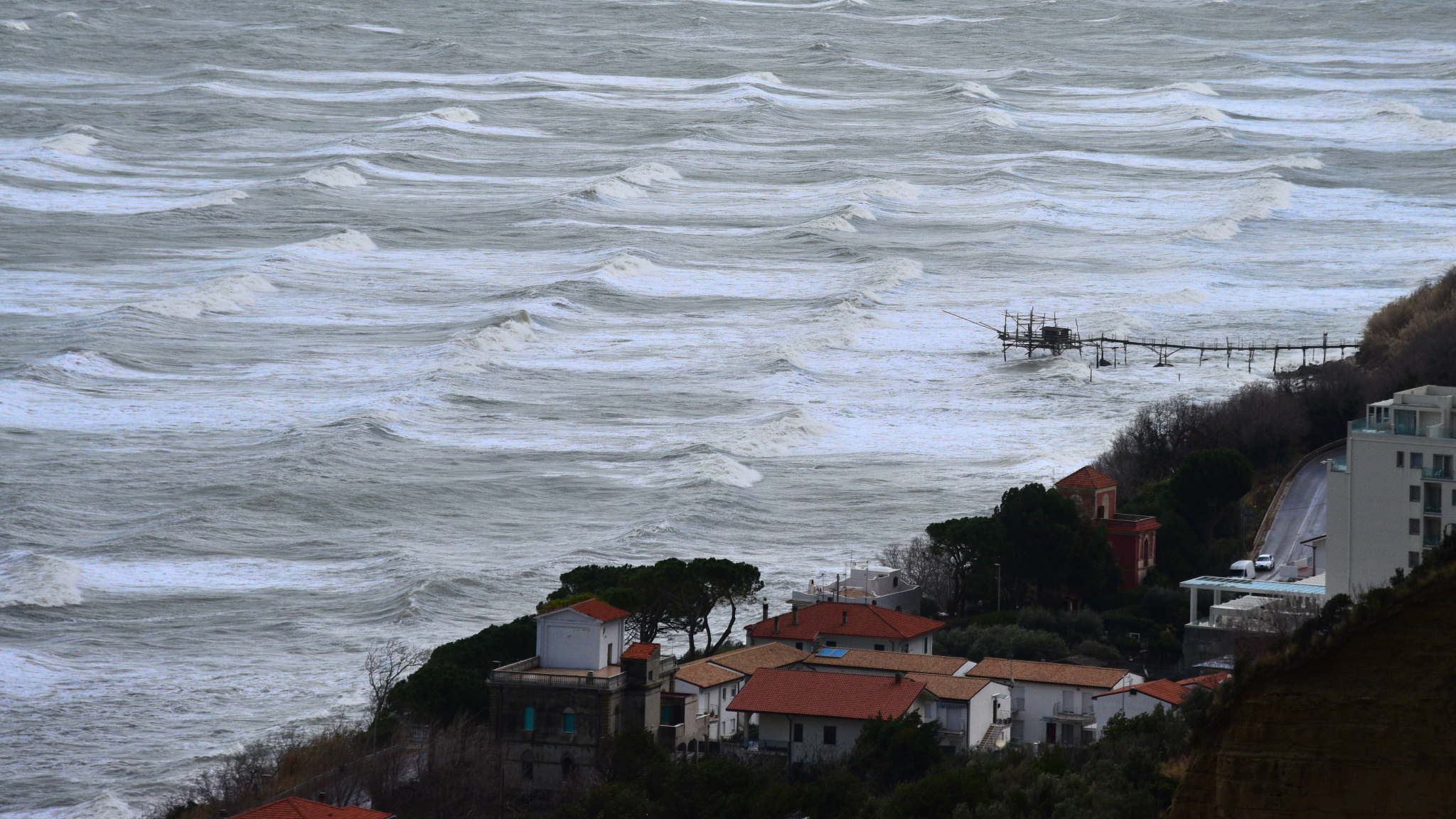 Inverno in Abruzzo - mare. Trabocco. Resistere al mare