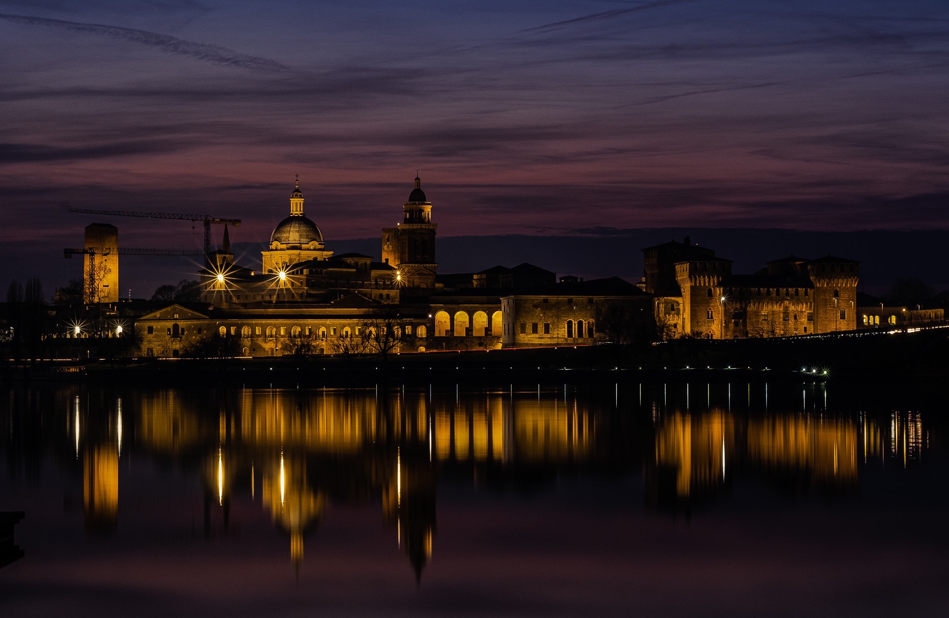 The embrace of the night. Mn