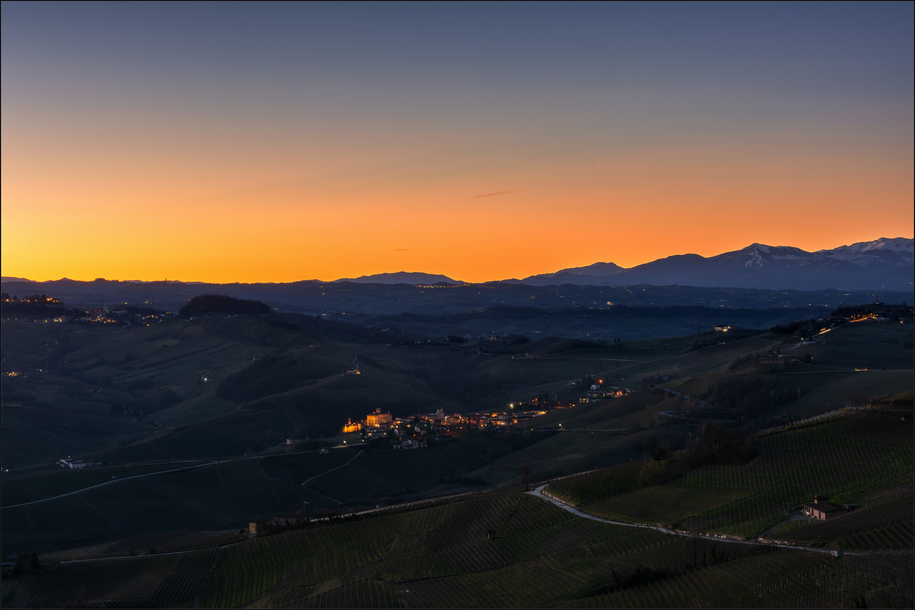 vista su barolo al crepuscolo