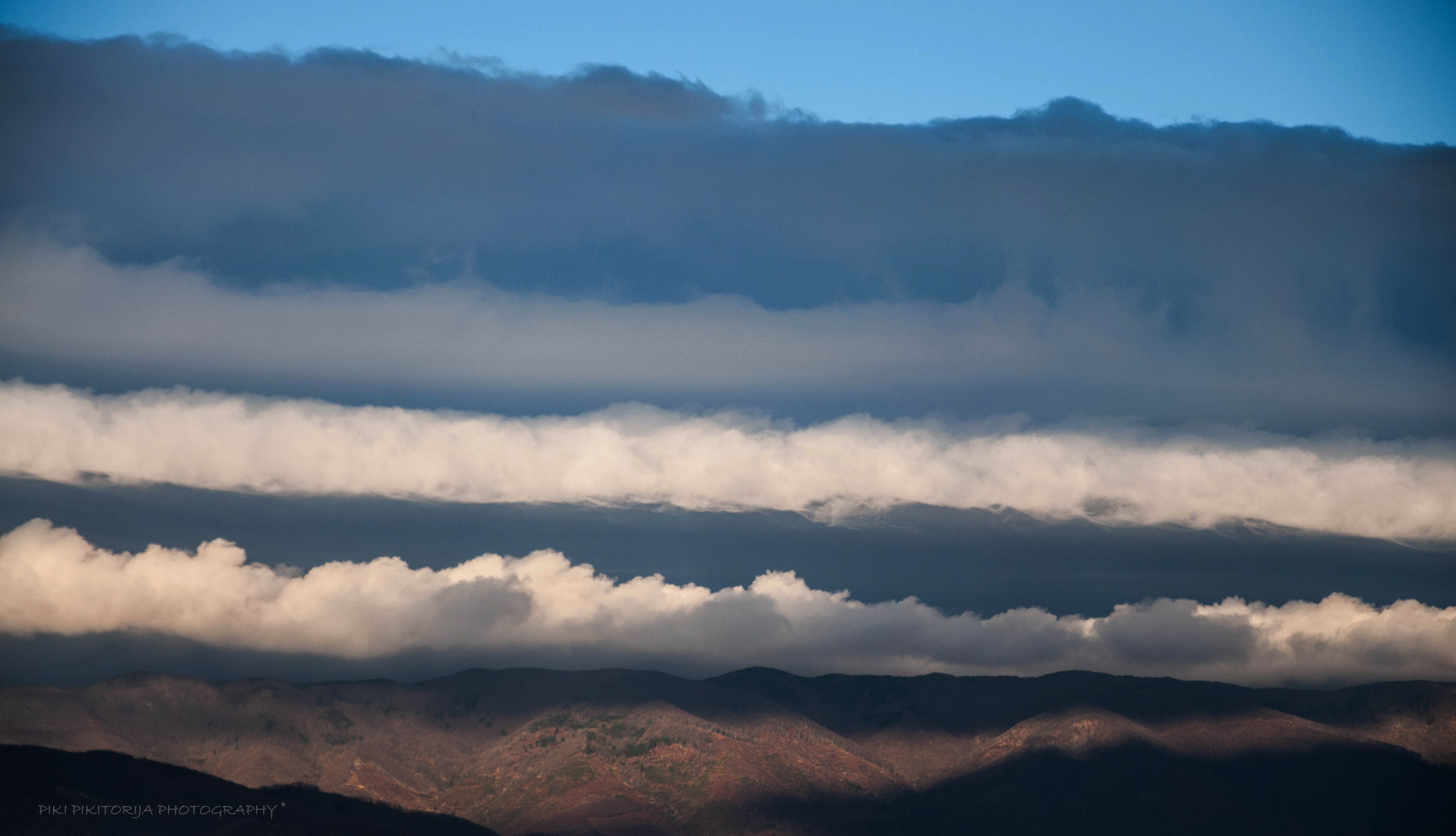Sfumature di montagne e nuvole