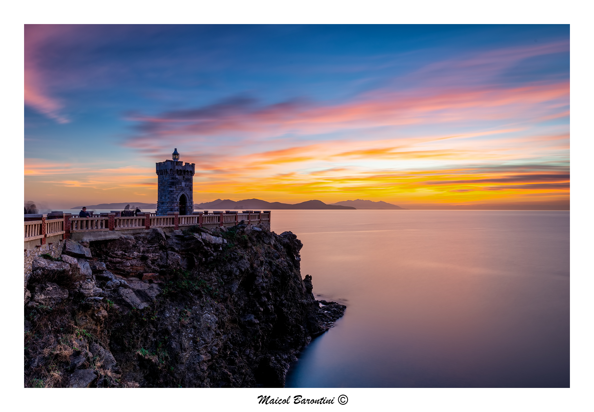 Quel piccolo faro in un immenso tramonto