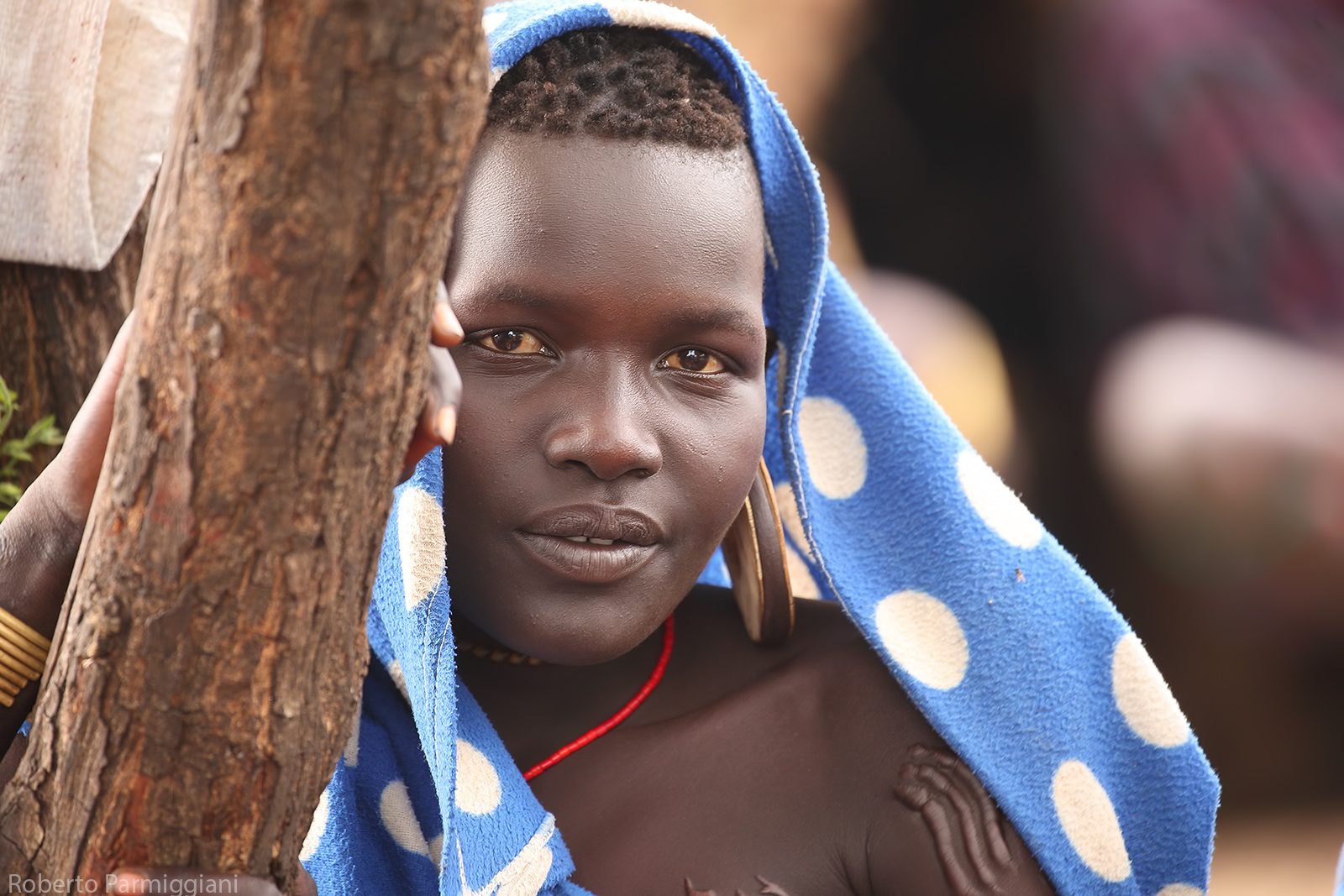 Giovane ragazza mursi