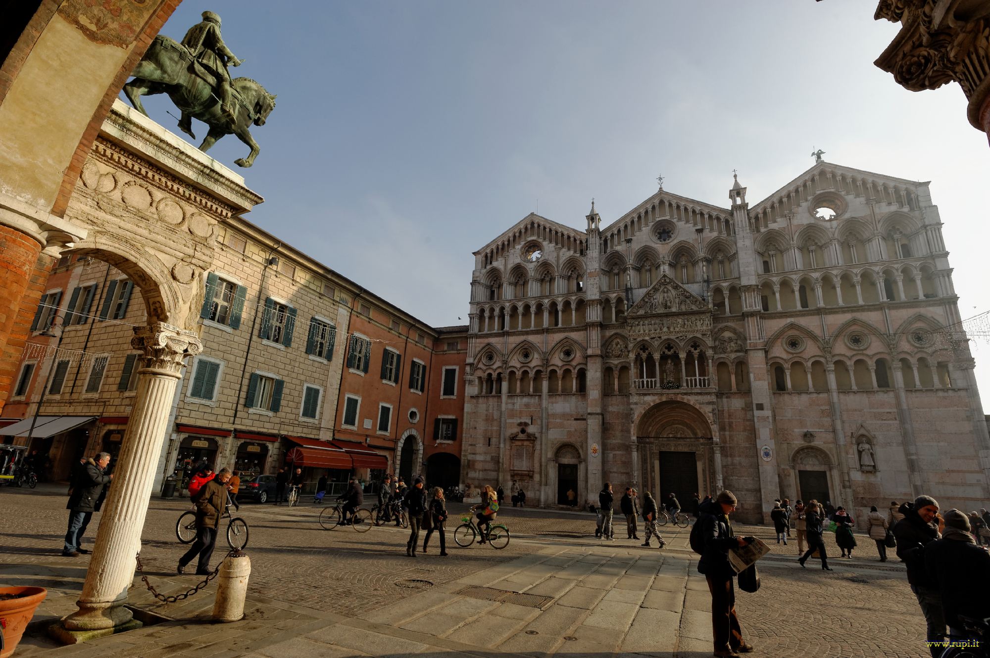 Ferrara - il Duomo e il volto del cavallo