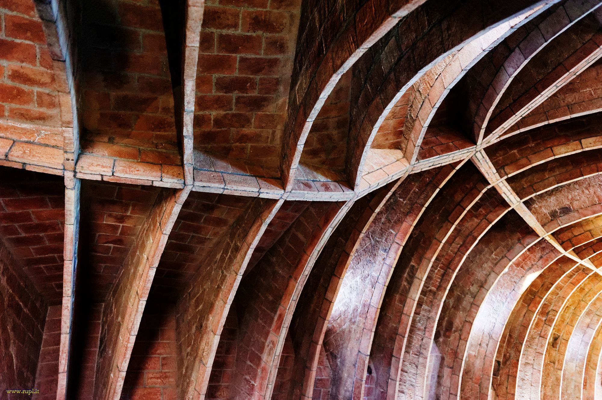 Arco catenario alla Pedrera (Gaudì)
