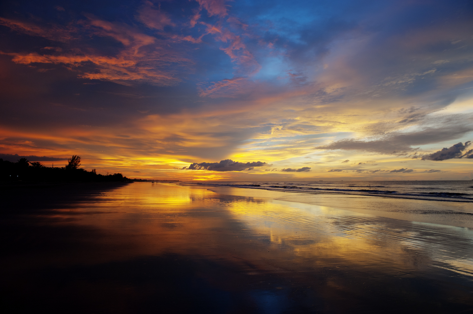 Sunset at the Mar Cinese Meridionale