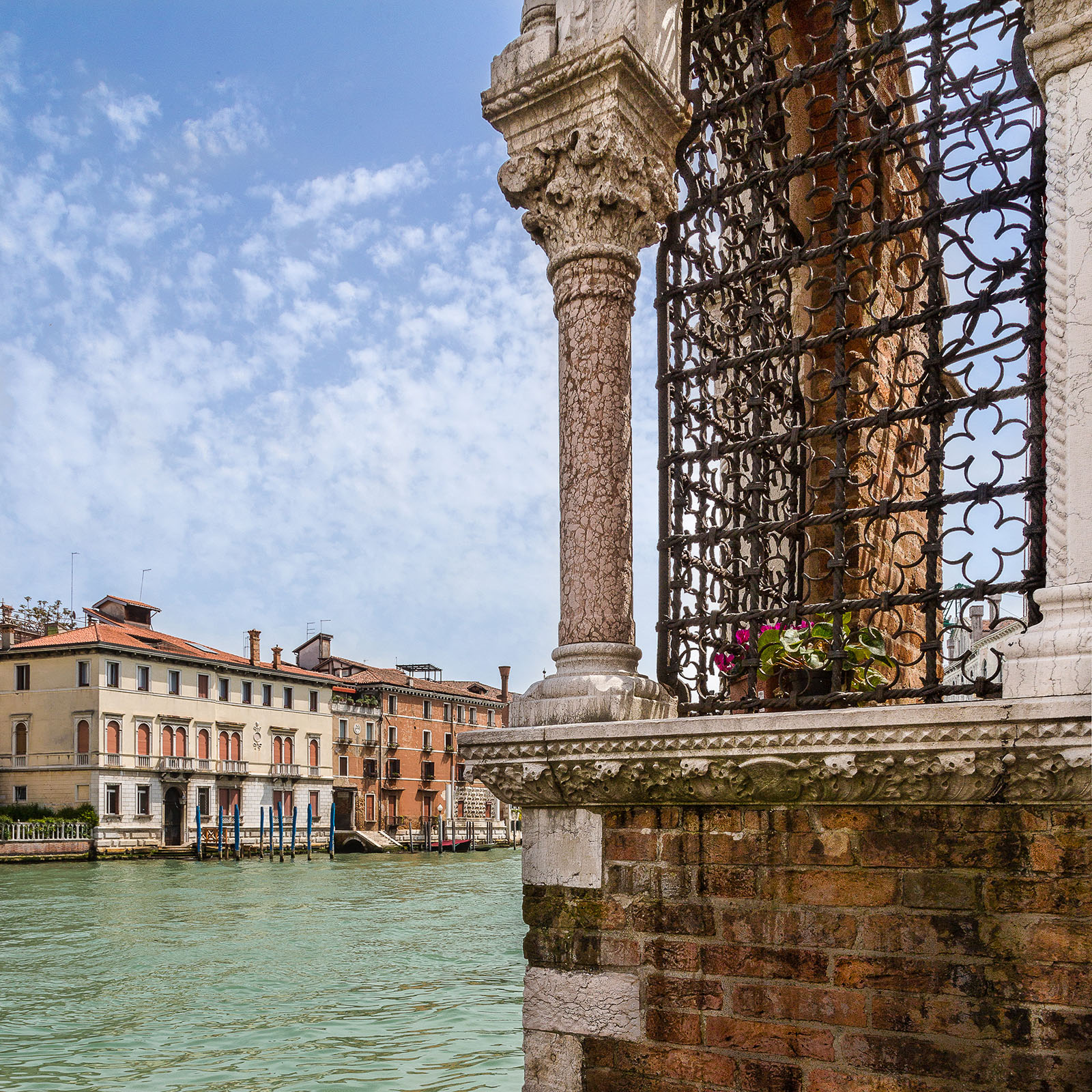 Glimpse of the Grand Canal