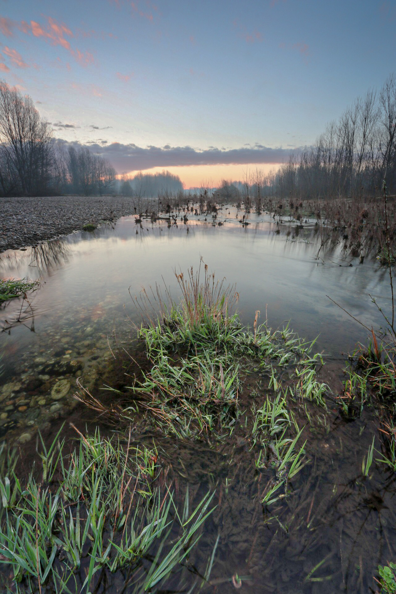 Alba sul fiume azzurro