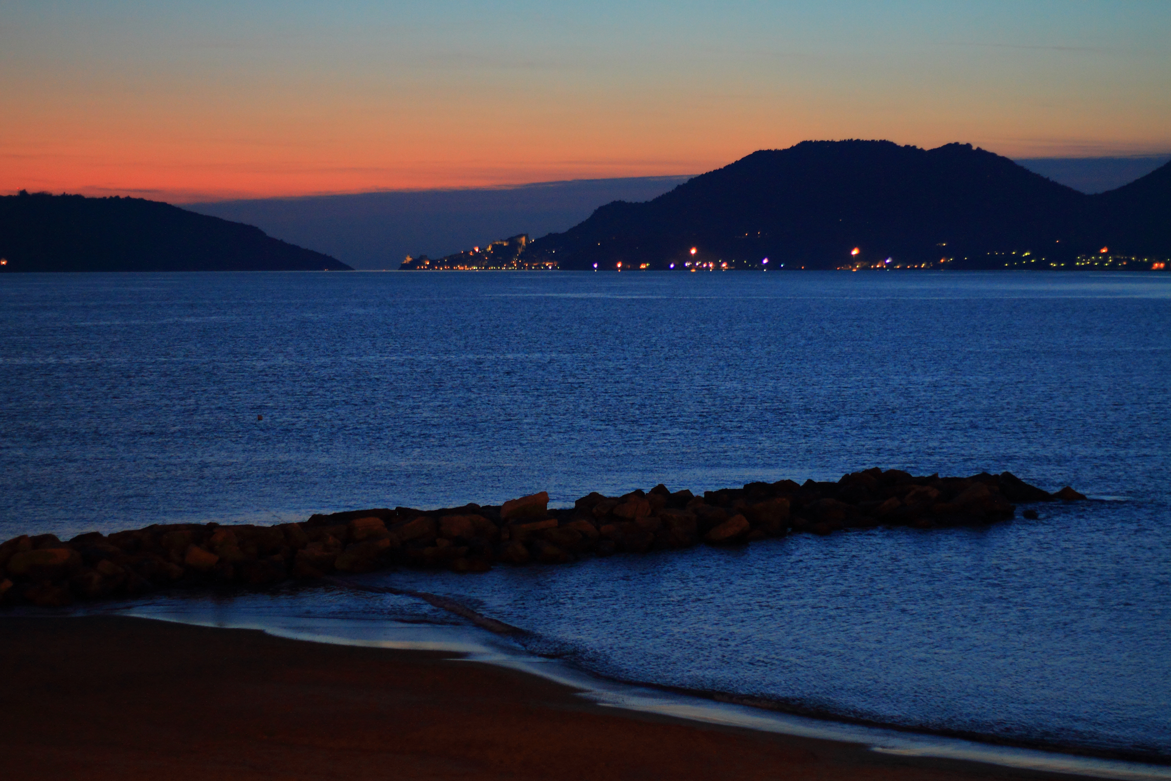 sullo sfondo Portovenere al tramonto