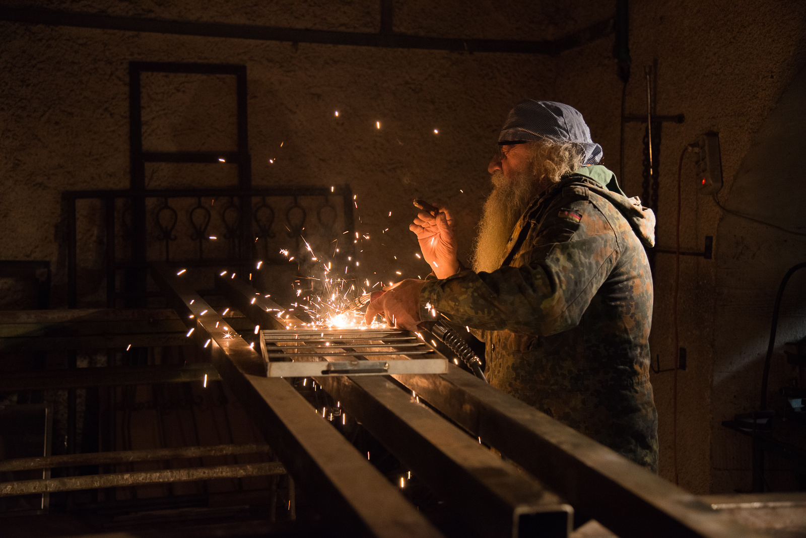 Oscar under the sparks