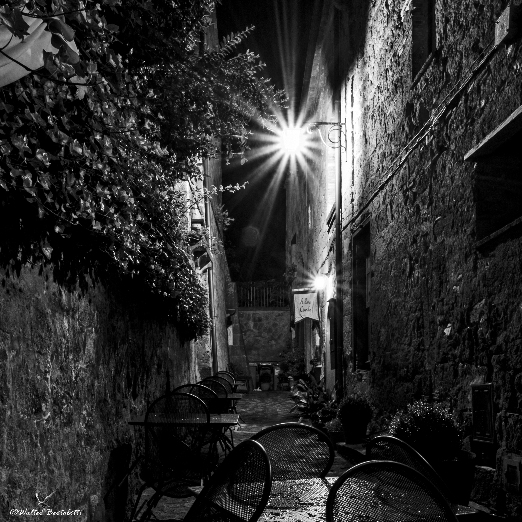 i vicoli notturni di Civita