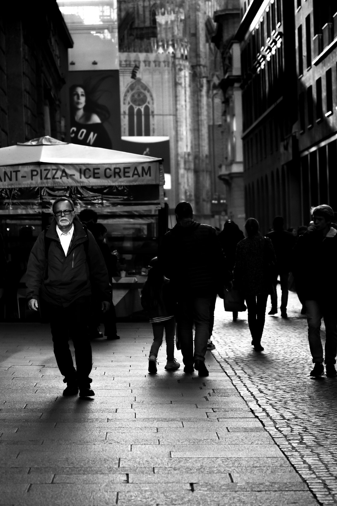 Milano dietro.