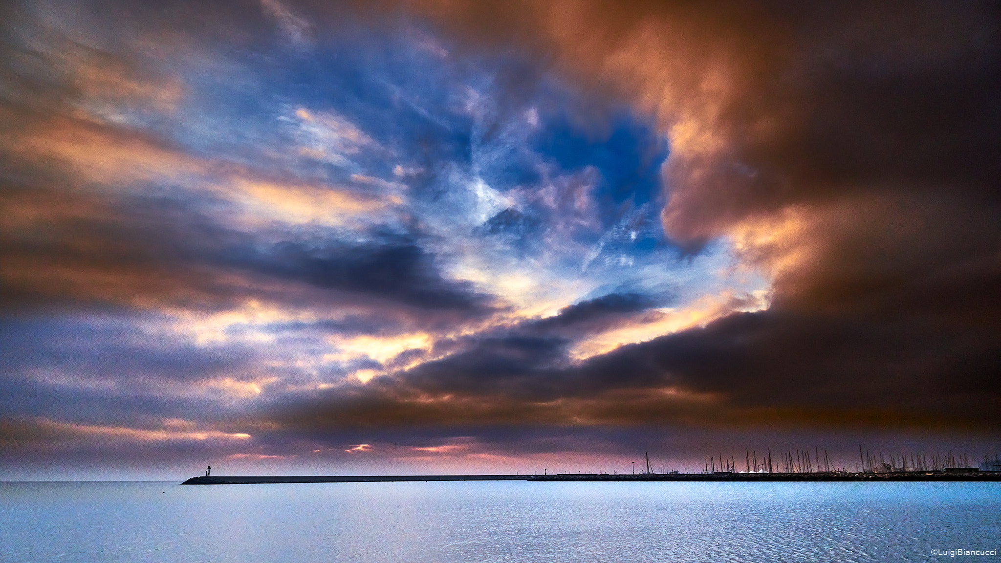 Calmo il mare, irrompe il cielo