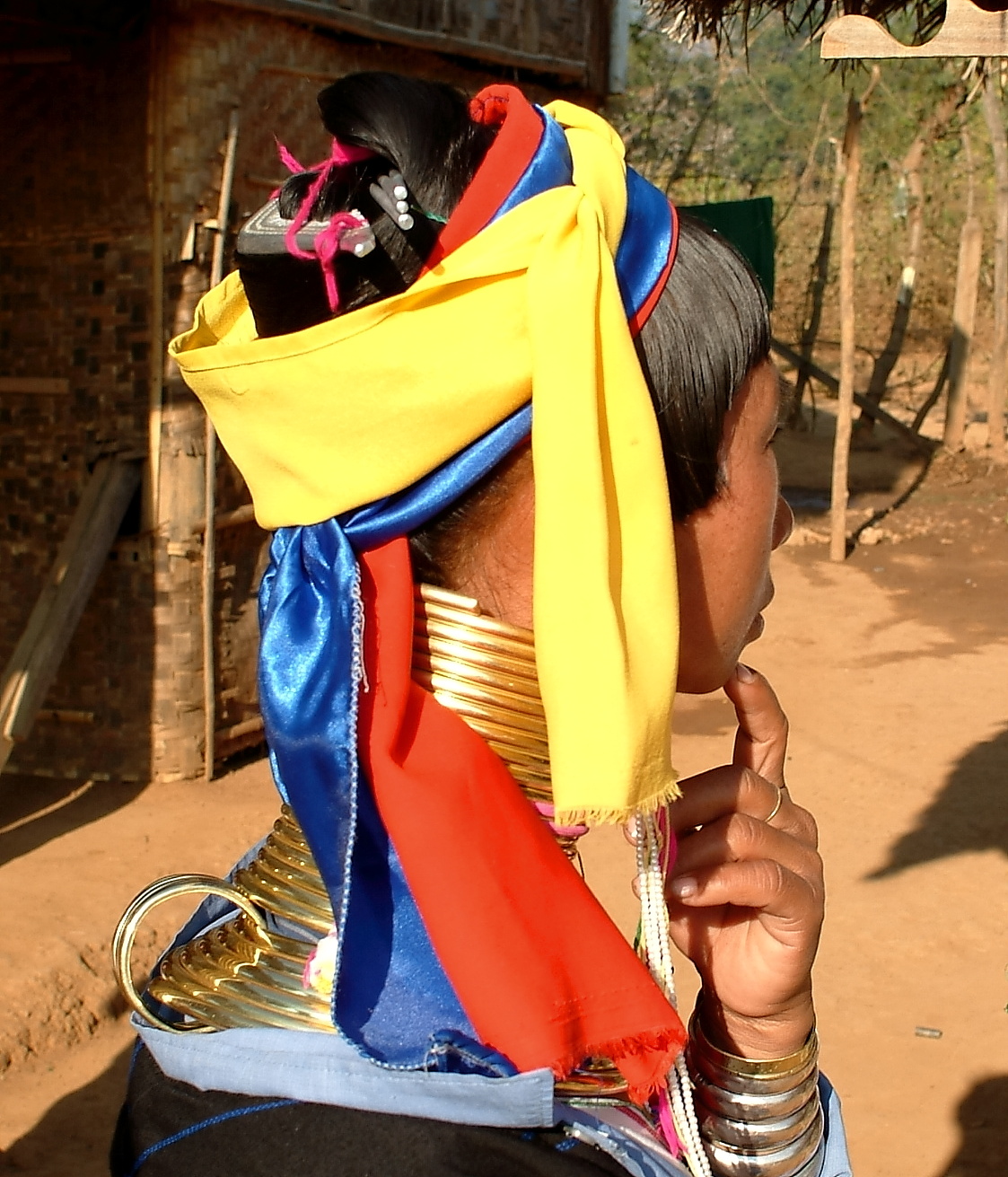 Acconciatura donna etnia Kayan (donna giraffa), Myanmar