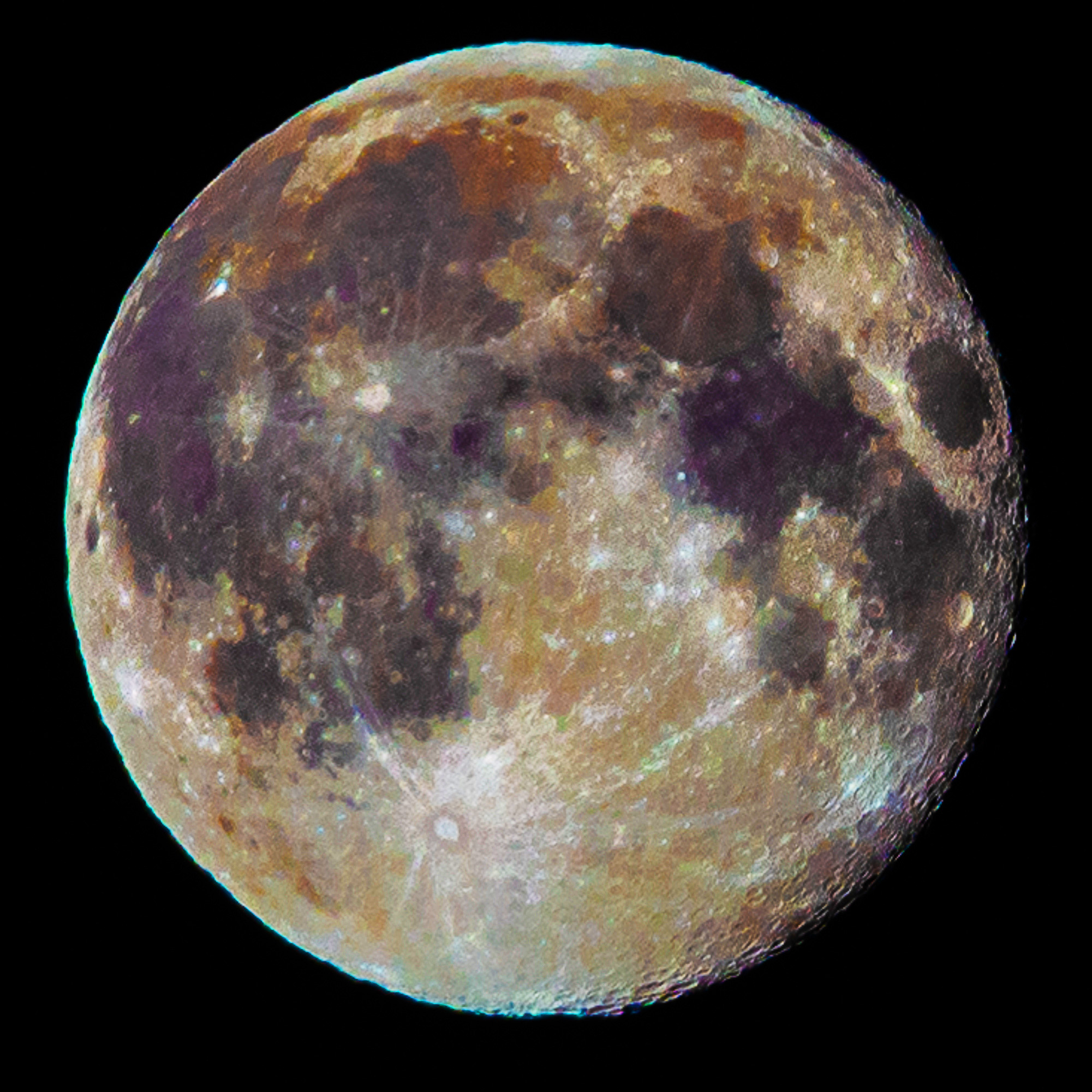 The colors of the Moon