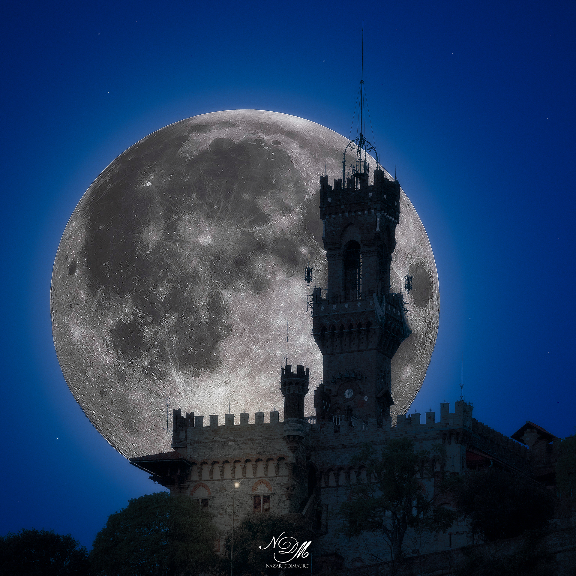 Super luna dietro Castello Mackenzie - Genova